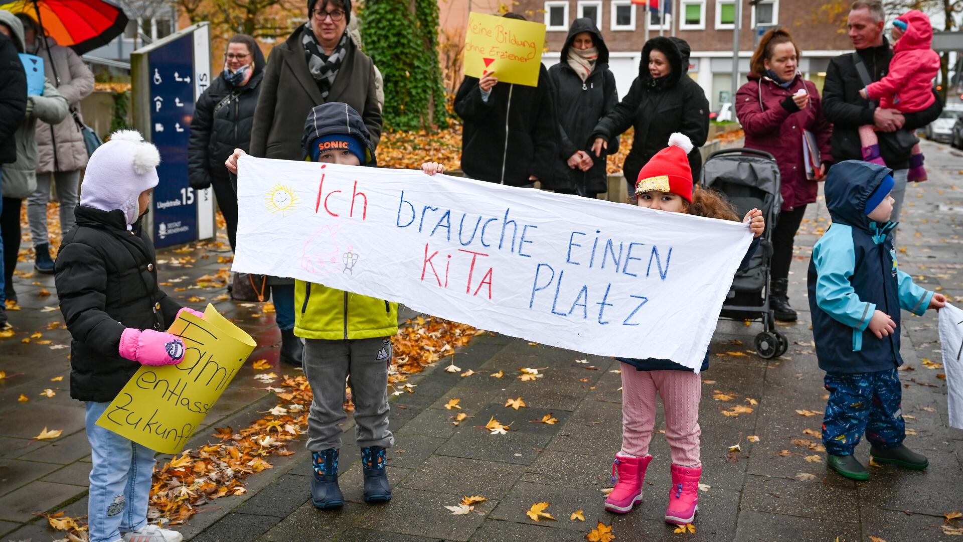 Eltern, Erzieherinnen und Kinder übergeben 599 Unterschriften für eine neue Kita in der Weichselstraße vor der Stadtverordnetenversammlung an Stadtverordnetenvorsteher Torsten von Haaren.