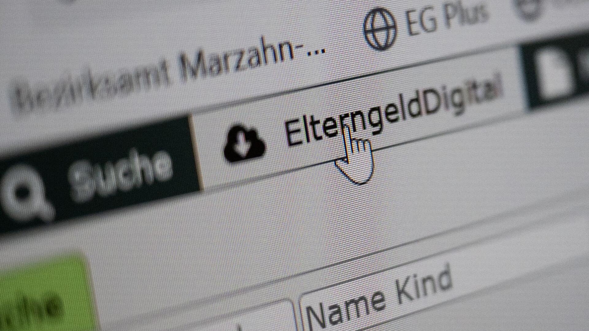 „ElterngeldDigital“ steht in einem neuen „Familienservicebüro“ in Berlin auf einem Monitor.