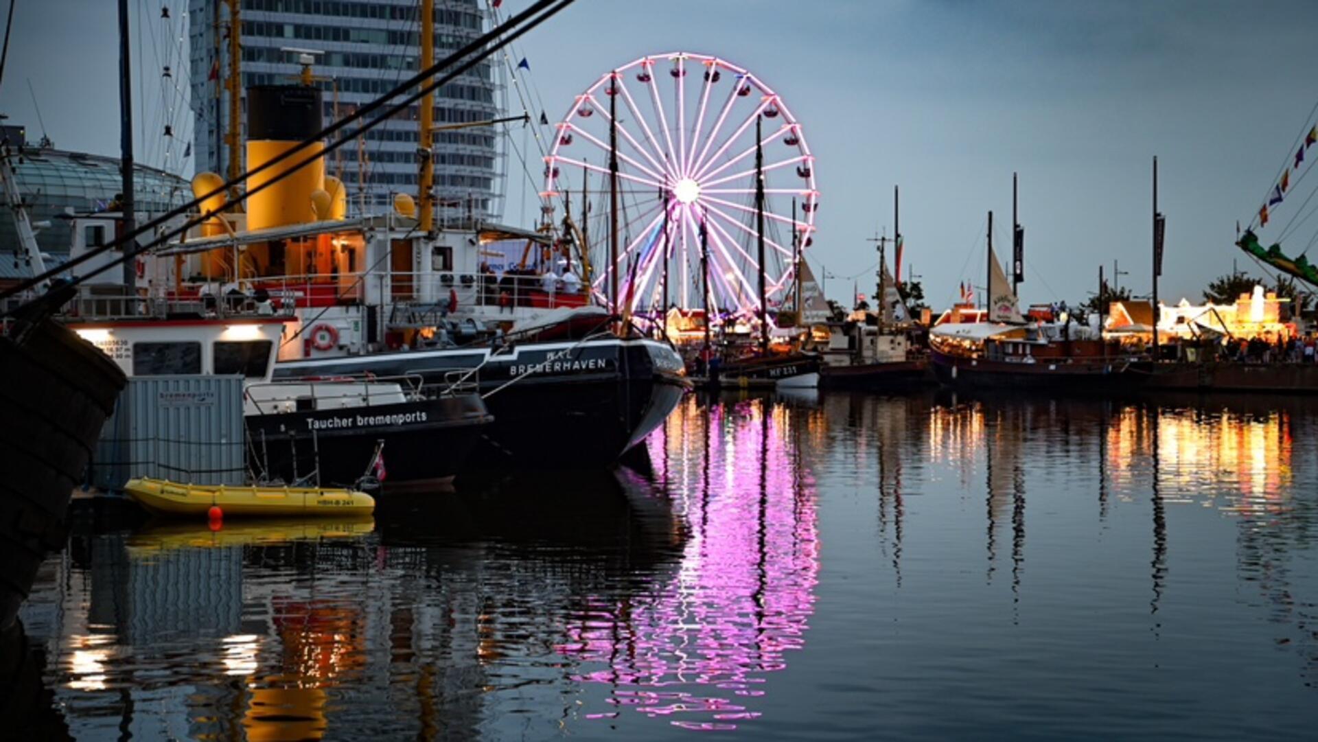 Entspannt und mit einem tollen Lichtspiel neigt sich der erste Tag der Maritimen Tage dem Ende entgegen.