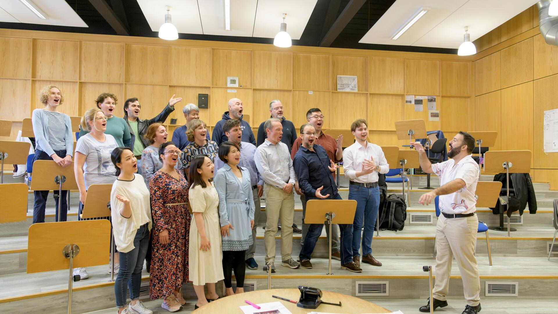 Chorprobe am Stadttheater Bremerhaven für die Puccini-Oper „Turandot“: Chordirektor Mario el Fakih Hernandez (rechts) studiert die Chorszenen fix und fertig bühnenreif ein. Der gebürtige Kubaner siedelt im Sommer 2024 nach Salzburg um. 