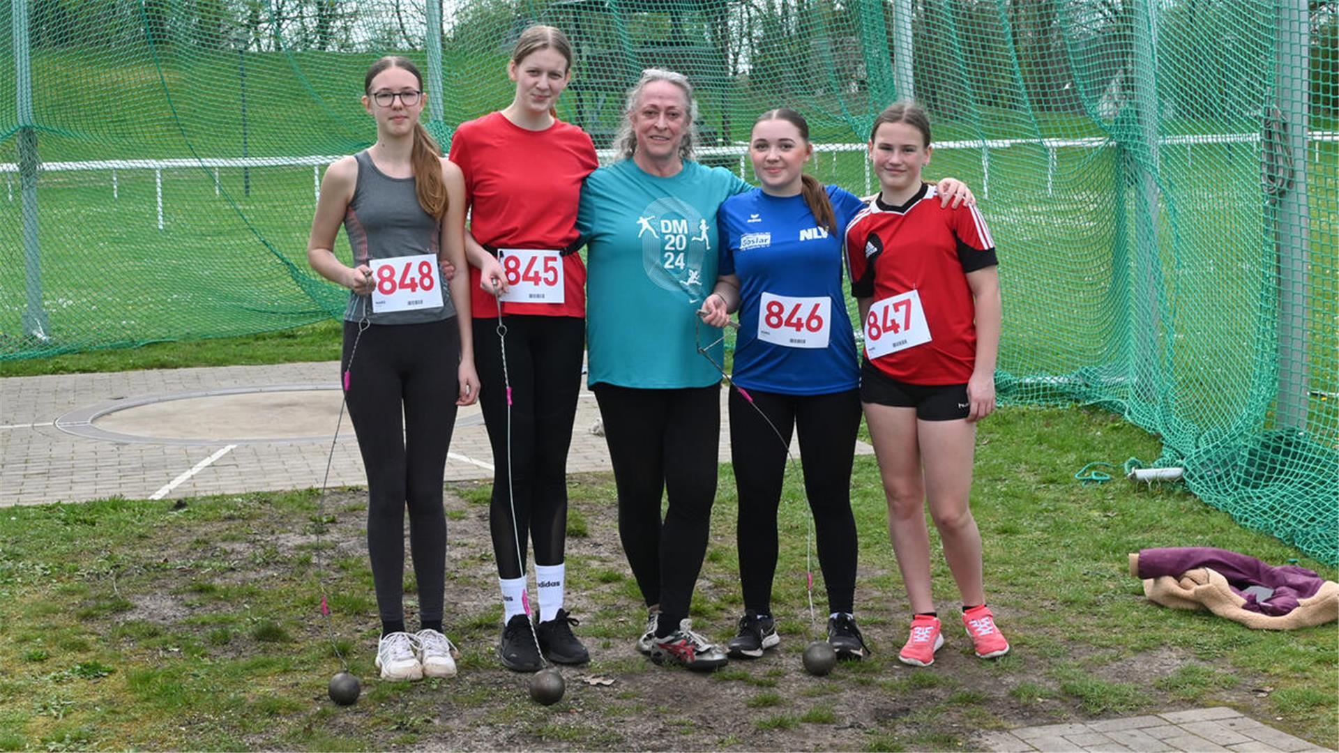 Erfolgreich im Hammerwurf: Henrike van Rahden, Mia Bunger, Sophia Offel und Nayla Wellbrock mit Senioren-Weltmeisterin Christel Junker.