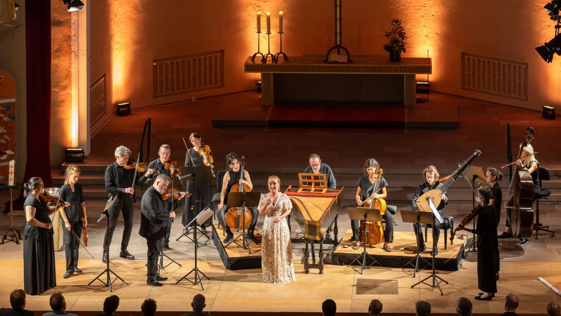 Ergriffene "Stecknadelstille" und am Ende frenetischer Applaus: Gut 400 Besucher genossen in der Bremerhavener "Großen Kirche" im Rahmen des Musikfestes Bremen das Barock-Konzert der Weltklasse-Sopranistin Julia Lezhneva, dem virtuosen Geiger und Dirigent Thibault Noally und seinem Streicherensemble Les Accents.