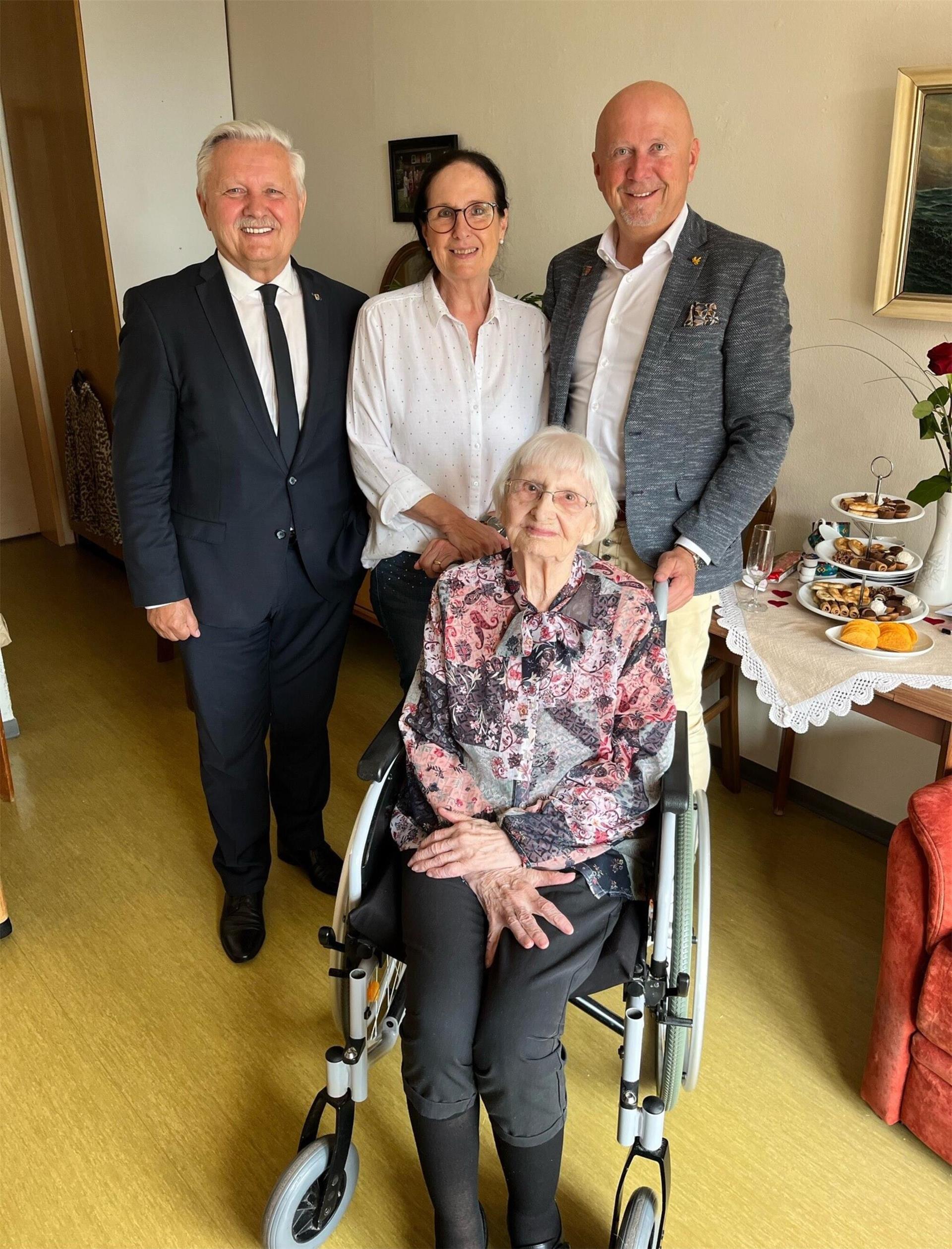 Erich Gaidzik (links) und Michael Hannebacher (rechts) gratulieren Gisela Andree im Beisein ihrer Tochter. 