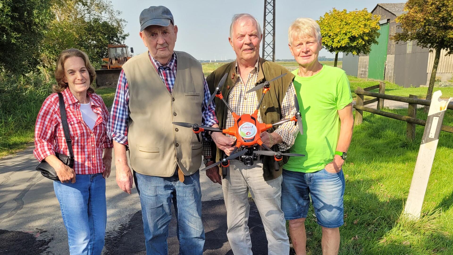 Erleichterung über die unentbehrliche, gespendeten Drohne, um Rehkitze zu retten (von links): Brigitte Schütze, Heino Scheper, Wilfried Penning und Reiner Stange. 