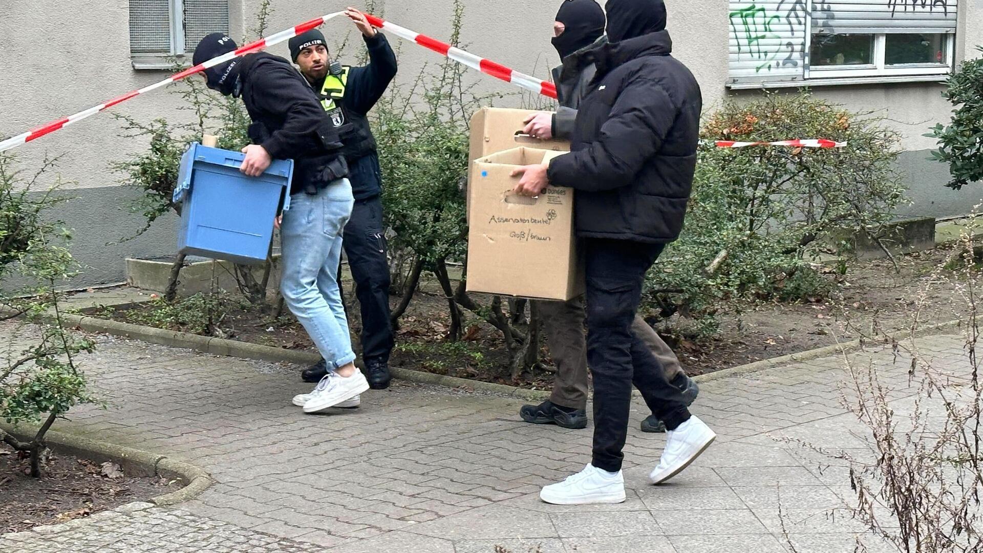 Ermittler gehen mit Kisten und Kartons in das Wohnhaus der früheren RAF-Terroristin Daniela Klette.