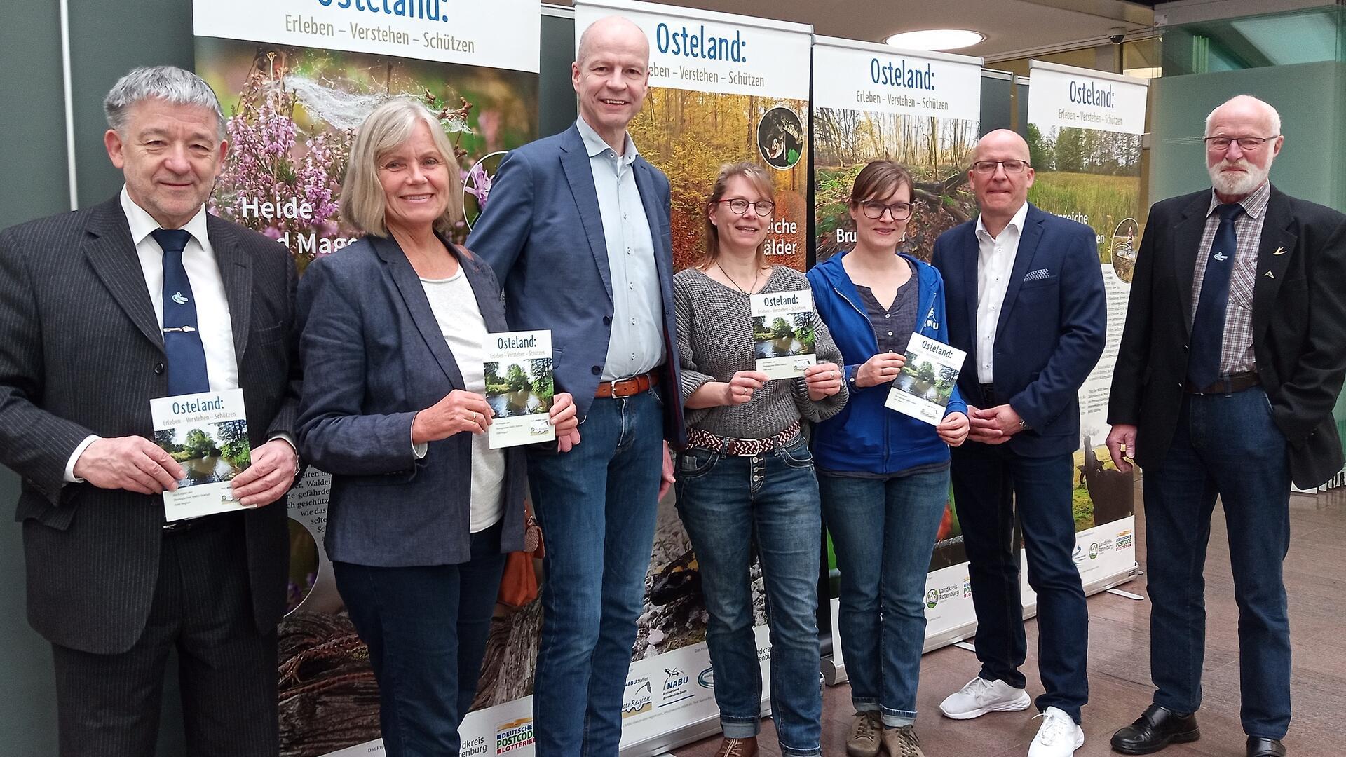 Eröffnung der Ausstellung (von links): Reinhard Lindenberg (AG Osteland), Renate Warren und Walter Lemmermann (NABU Bremervörde-Zeven), Sarina Pils und Hannah Kohlhagen (ÖNSOR), Volker Stahmann (Sparkasse Rotenburg Osterholz) und Eybe Schönteich (AG Osteland).