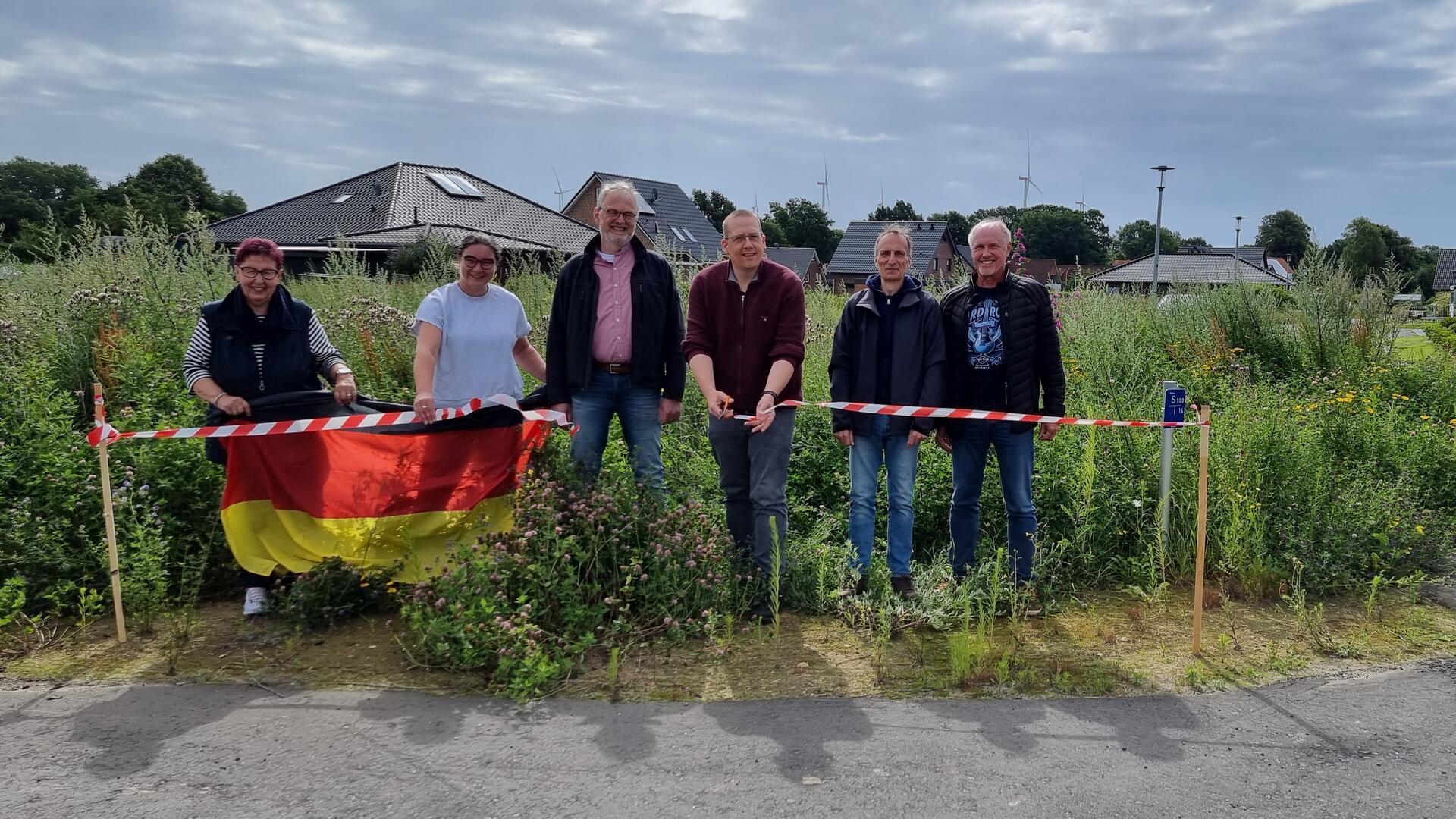 Eröffnung des 2. Bauabschnitts des Baugebiets „östlich Kreuzweg“ in Barchel: Das Foto zeigt (von links) die stellvertretende Bürgermeisterin Marianne Antons, Gemeinderatsmitglied Nadine Zehmke-Kahrs, Fachbereichsleiter Bau Ralf Mügge, Bürgermeister Marco Noetzelmann, den stellvertretenden Bürgermeister Thomas Dede und Diplomingenieur Hermann de Riese vom Büro IWU Zeven GmbH & Co. KG. Die Gemeinde Oerel hat den zweiten Bauabschnitt des Baugebiets freigegeben. 