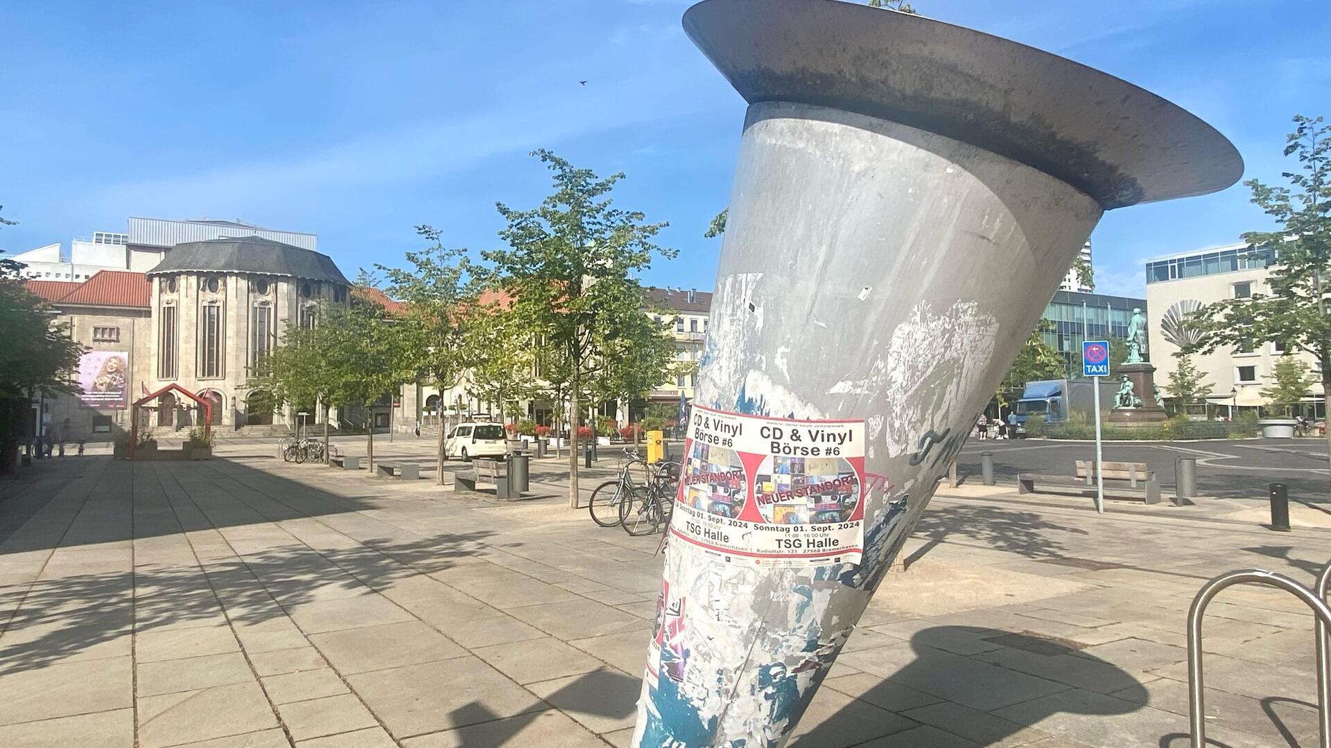 Erst Hingucker, dann Weggucker: Als Entree in die Bremerhavener „Gute Stube“ ist diese schief ins Leben gebaute Litfaßsäule nicht wirklich einladend, finden Anwohnende und Passanten.