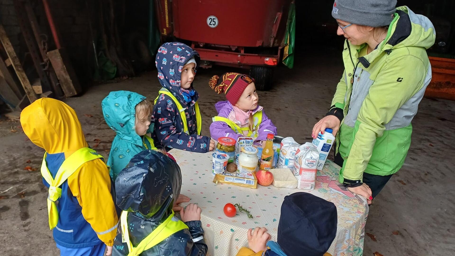 Kinder auf einem Bauernhof