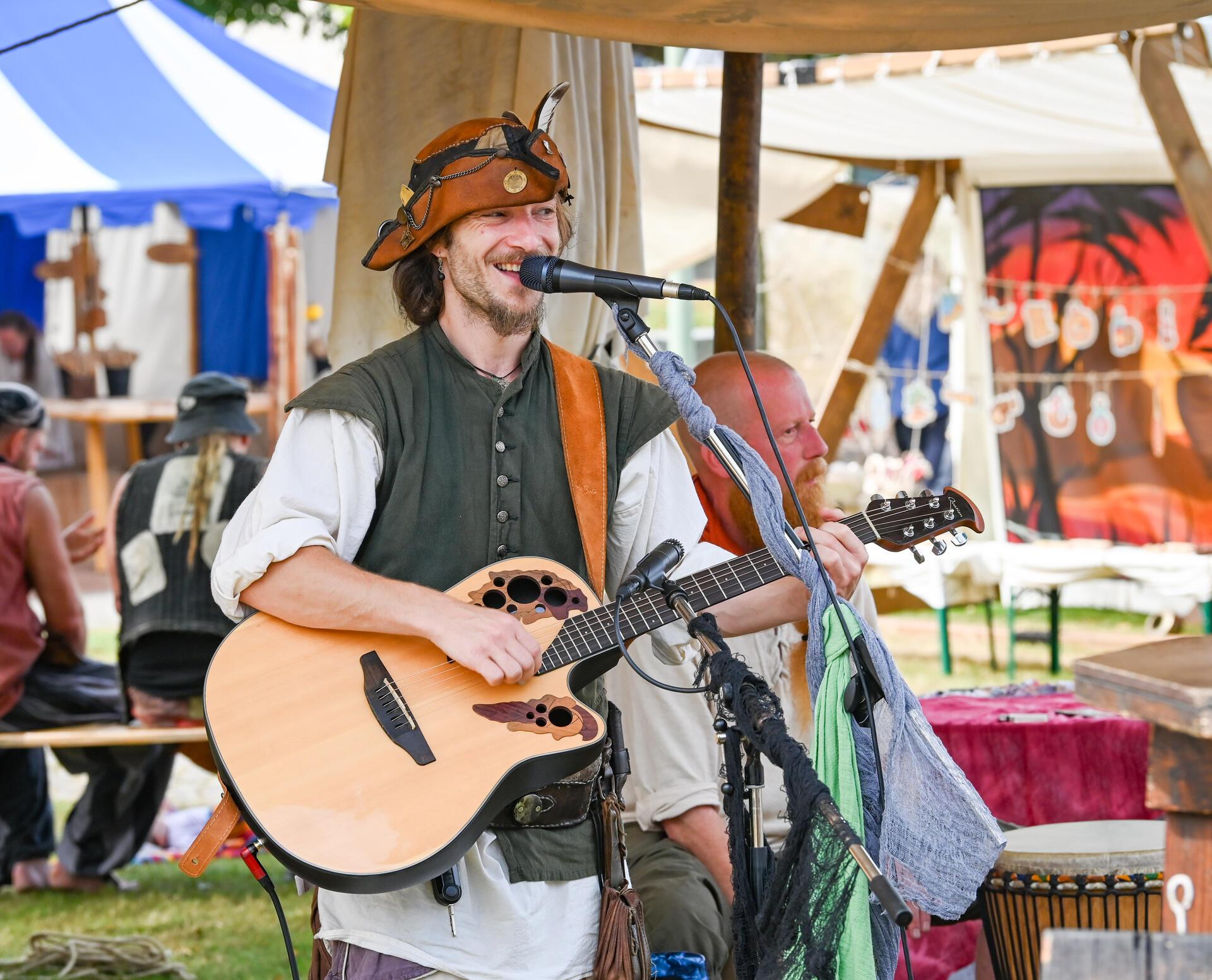 Ein Mann spielt Gitarre. 