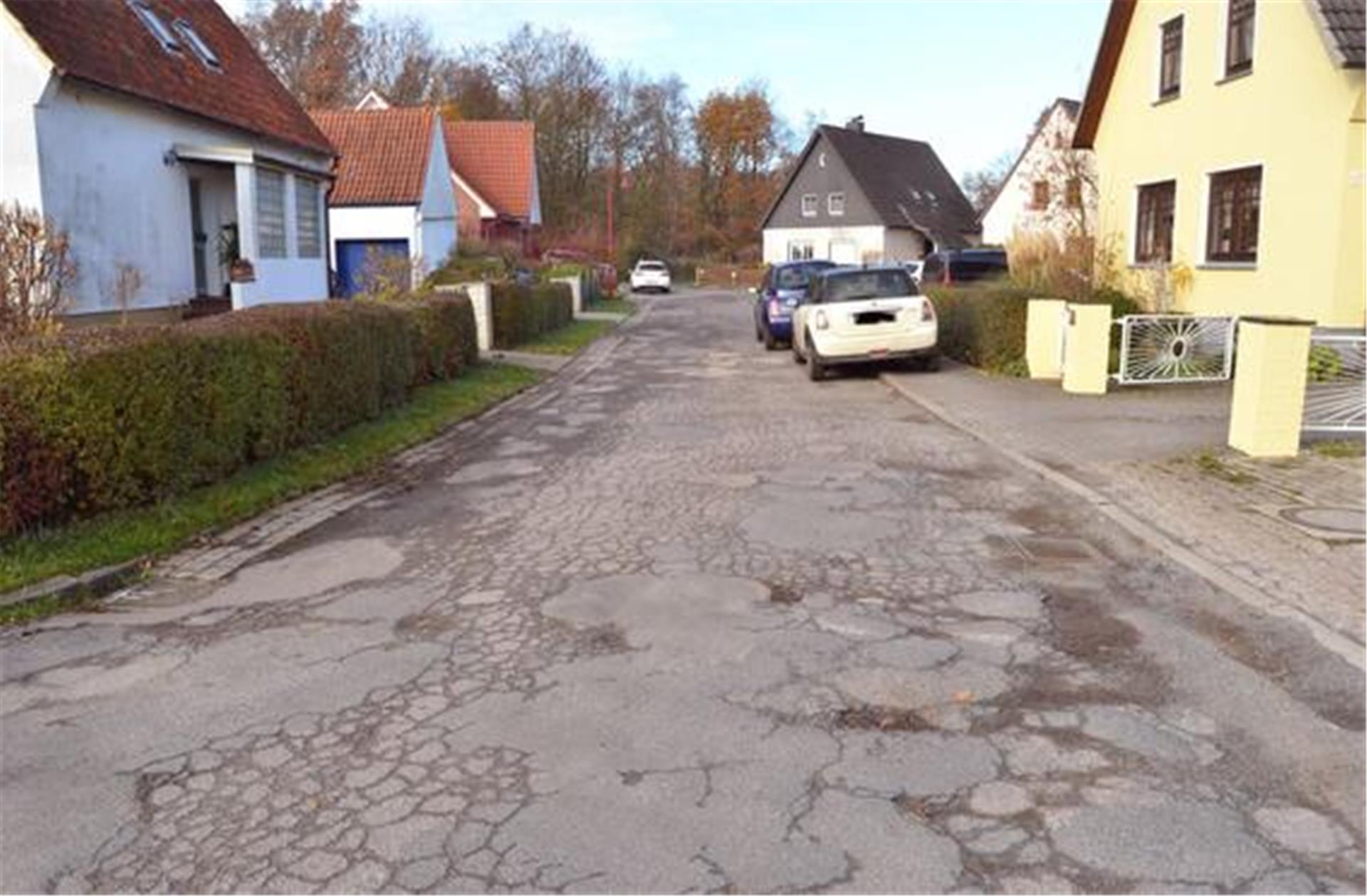 Es gibt nun doch keine neue Straße in der Loxstedter Siedlung Hohewurth: Der marode Belag soll nur abgefräst werden, darauf kommt eine neue Asphaltschicht. Der Grund: die hohen Kosten. 