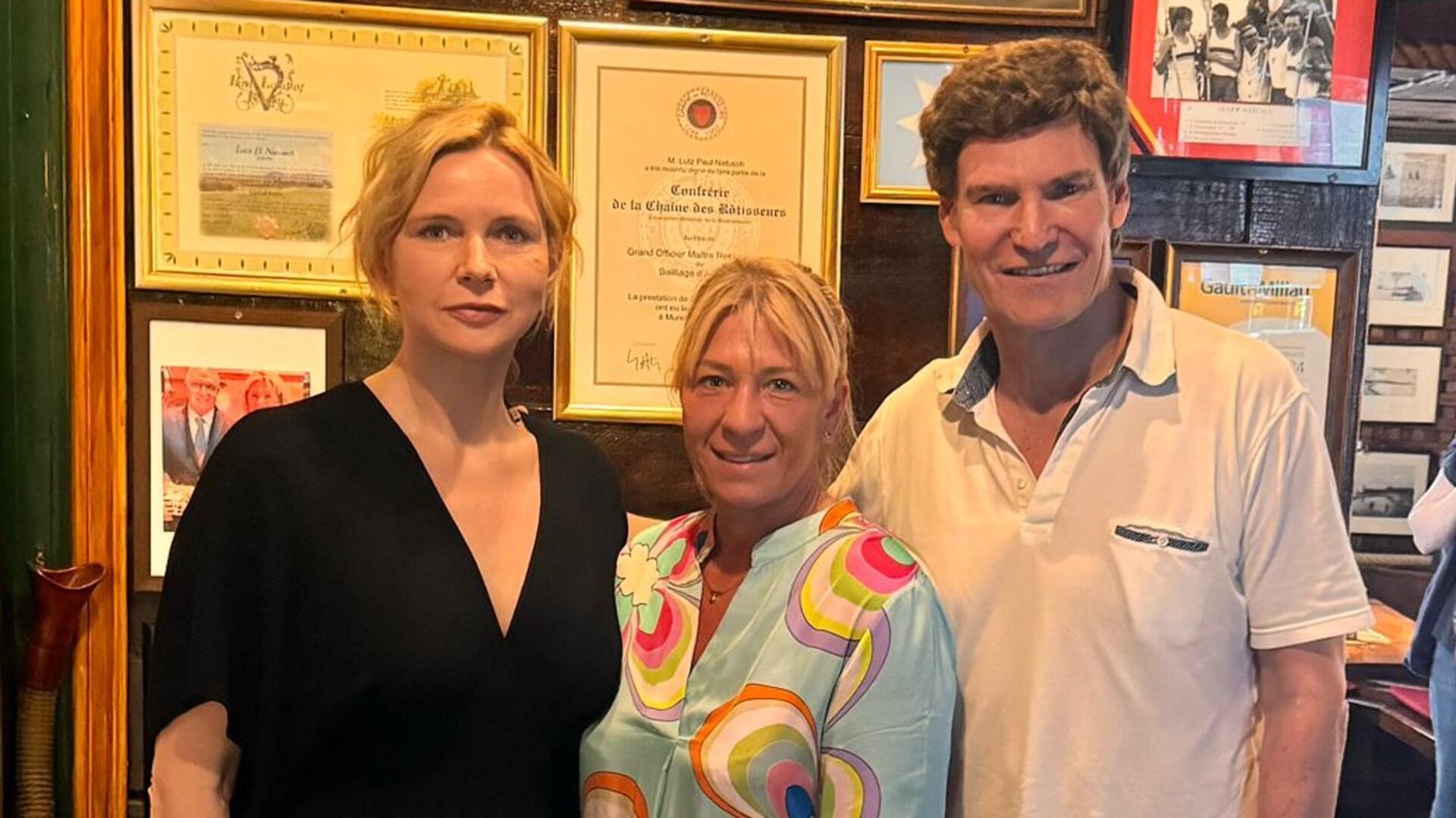 Es hat ihnen „fantastisch“ geschmeckt: Veronica Ferres (l). und Carsten Maschmeyer (r.) mit der Bremerhavener Restaurantchefin Tanja Natusch (Mitte).