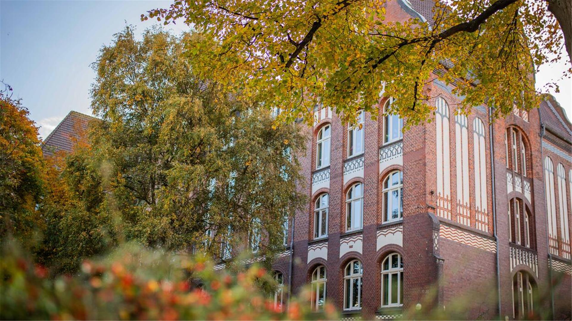 Blick auf die Wilhelm-Raabe-Schule in Bremerhaven Geestemünde im Herbst 2023. 