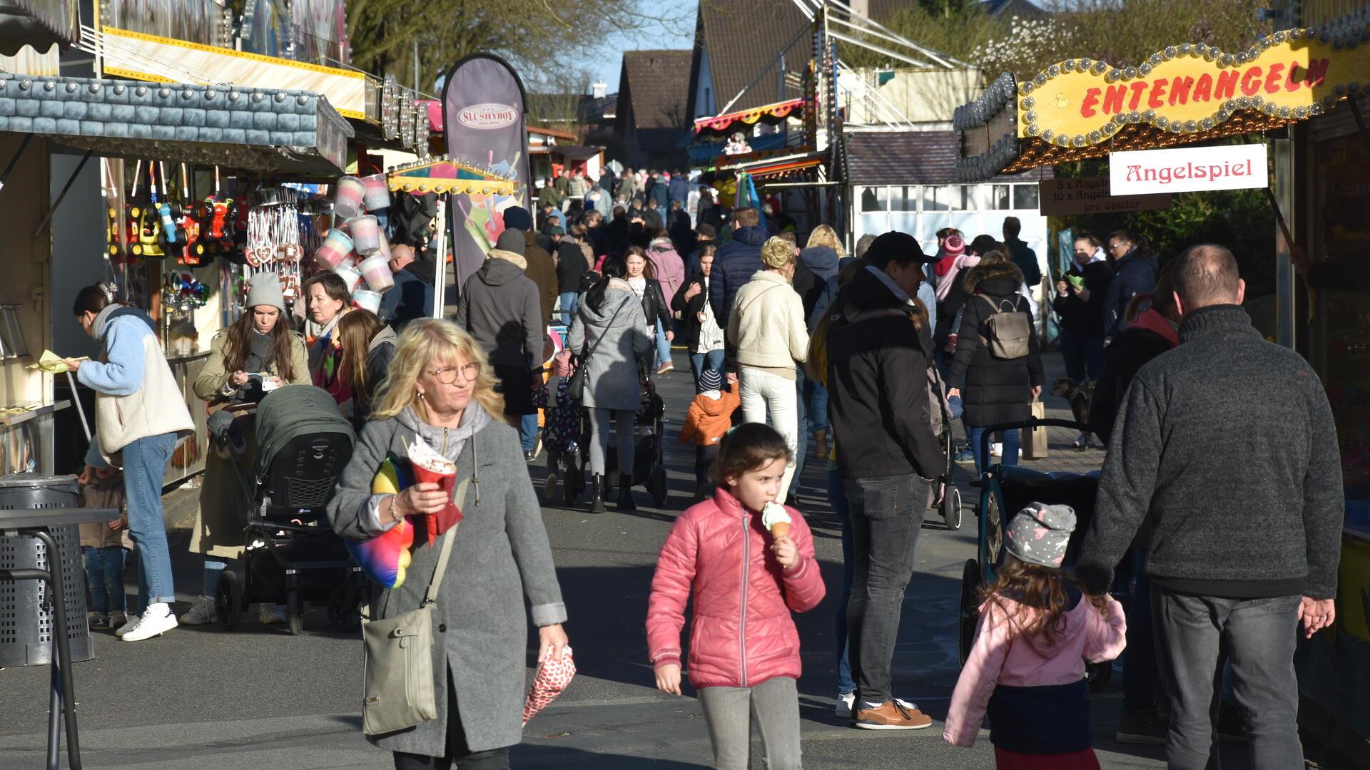 Das Foto zeigt Marktbesucher.