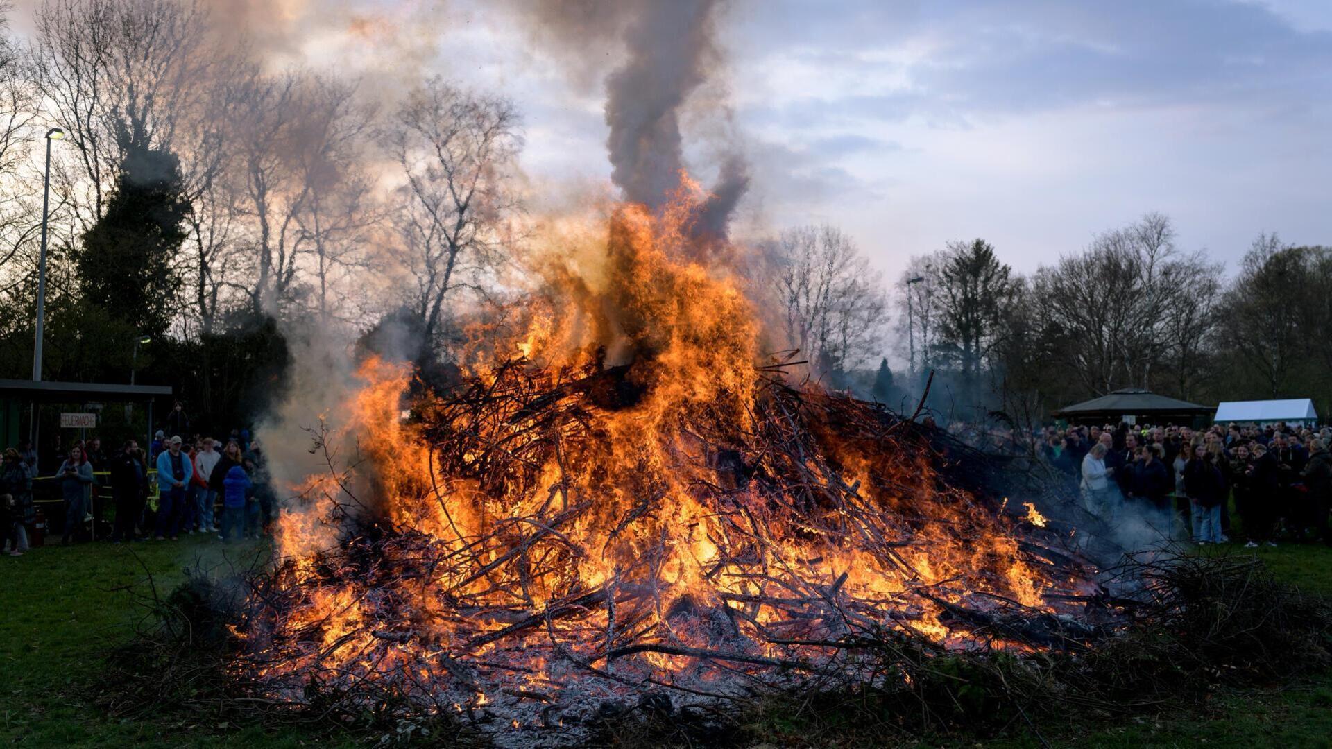 Es lodert lustig in der Bremerhavener Siedlung am Bürgerpark: Das Osterfeuer ist ein Highlight im Jahreskalender der Siedler und ihrer Gäste von nah und fern.