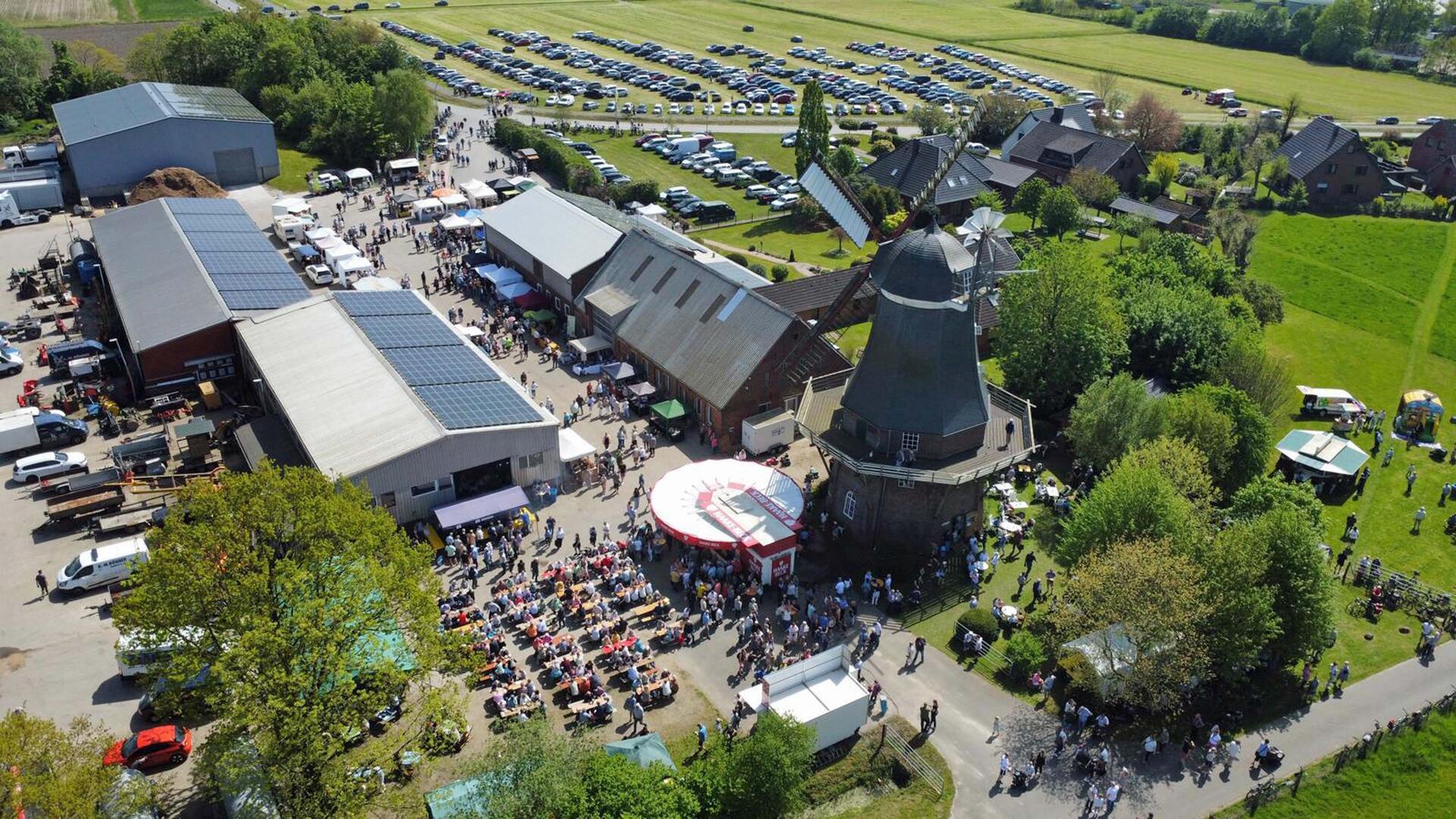 Es mögen wohl mehr als 1.000 Besucher gewesen sein, die auf dem Aschwardener Mühlenfest flanierten, Essen und Trinken genossen oder sich die Windmühle in Betrieb anschauten.