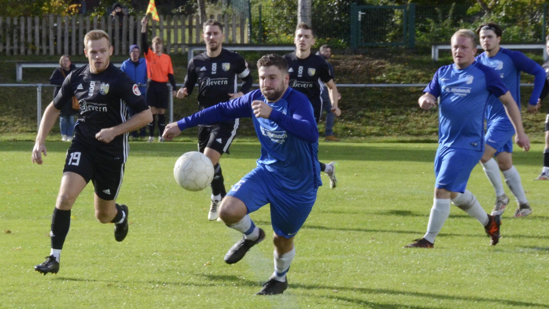 Es war eine spannende Partie zwischen dem FC Alfstedt/Ebersdorf (blau) und dem TSV Bevern.