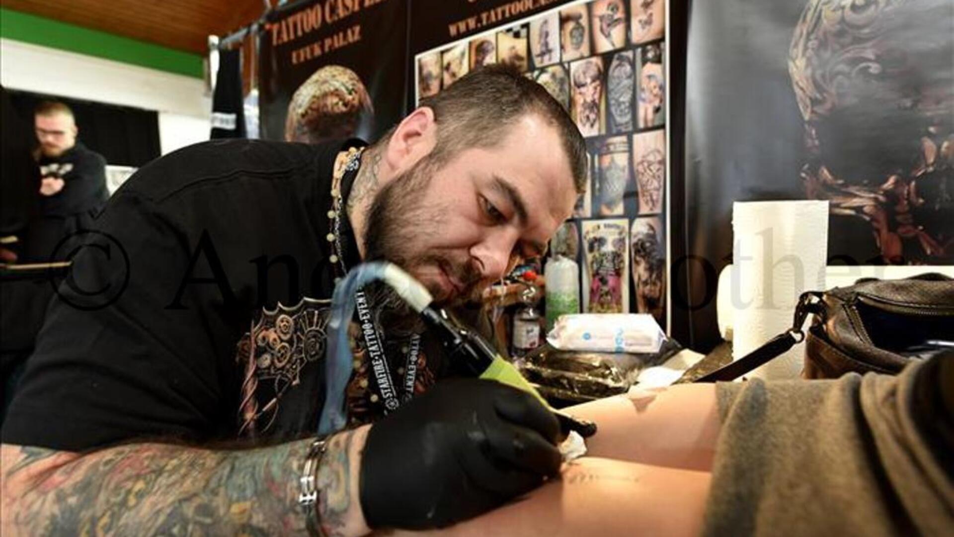 Es wird wieder bunt in der Kugelbake-Halle in Cuxhaven: Zum 4. Mal steigt dort das Cuxhavener Tattoo Weekend.