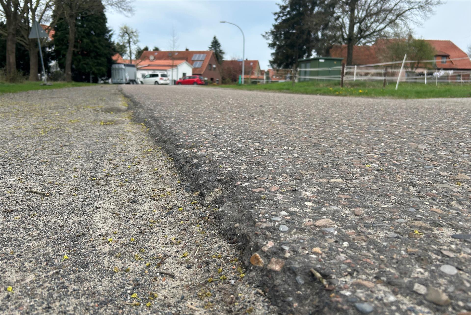 Eine abgebrochene Fahrbahnkante