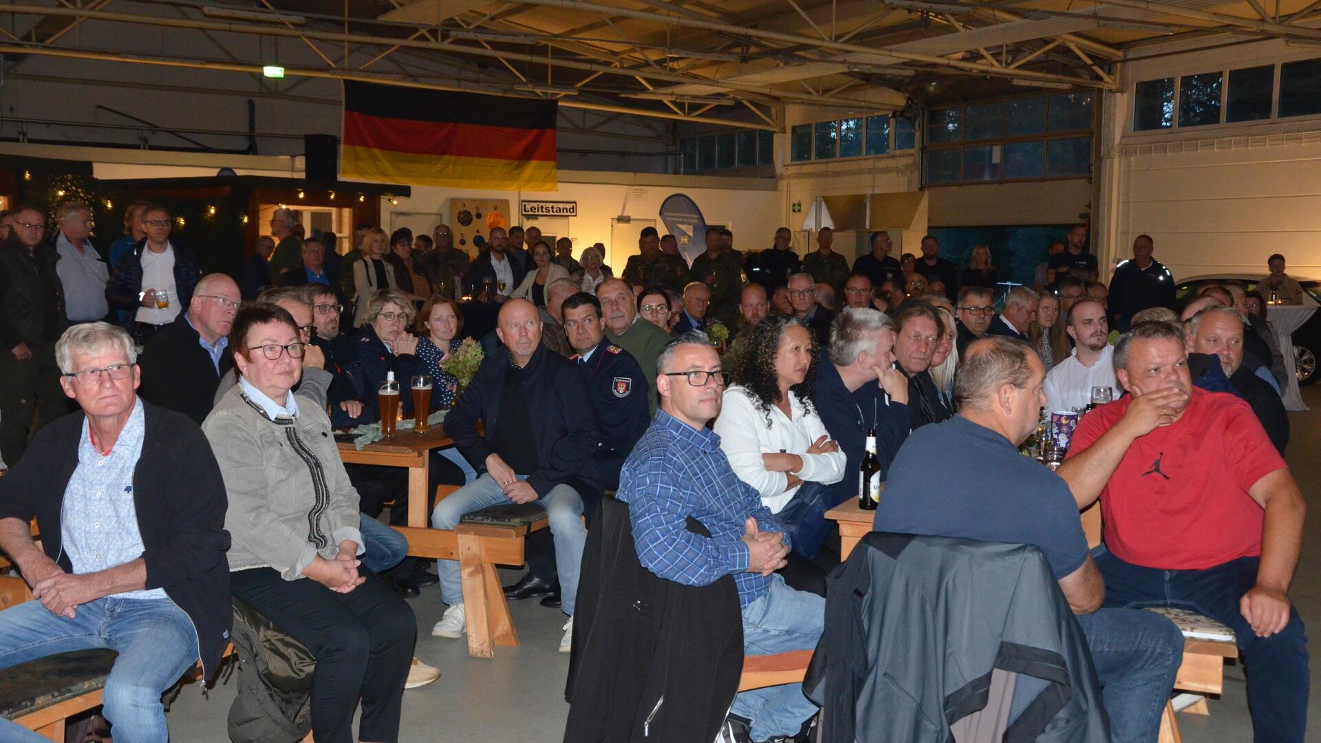 Etwa 150 Gäste kamen am Donnerstag zum 9. Hesedorfer Abend in das Materialwirtschaftszentrum Einsatz der Bundeswehr. 