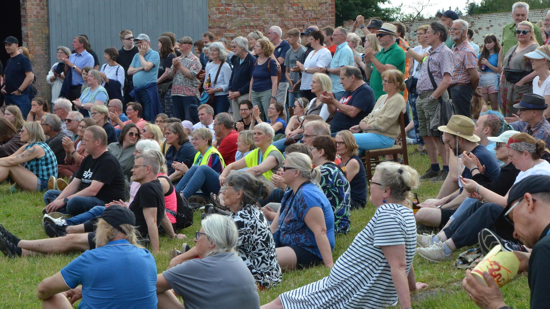 Etwa 550 Menschen kamen am Sonntag zum Friedensfestival nach Sandbostel.