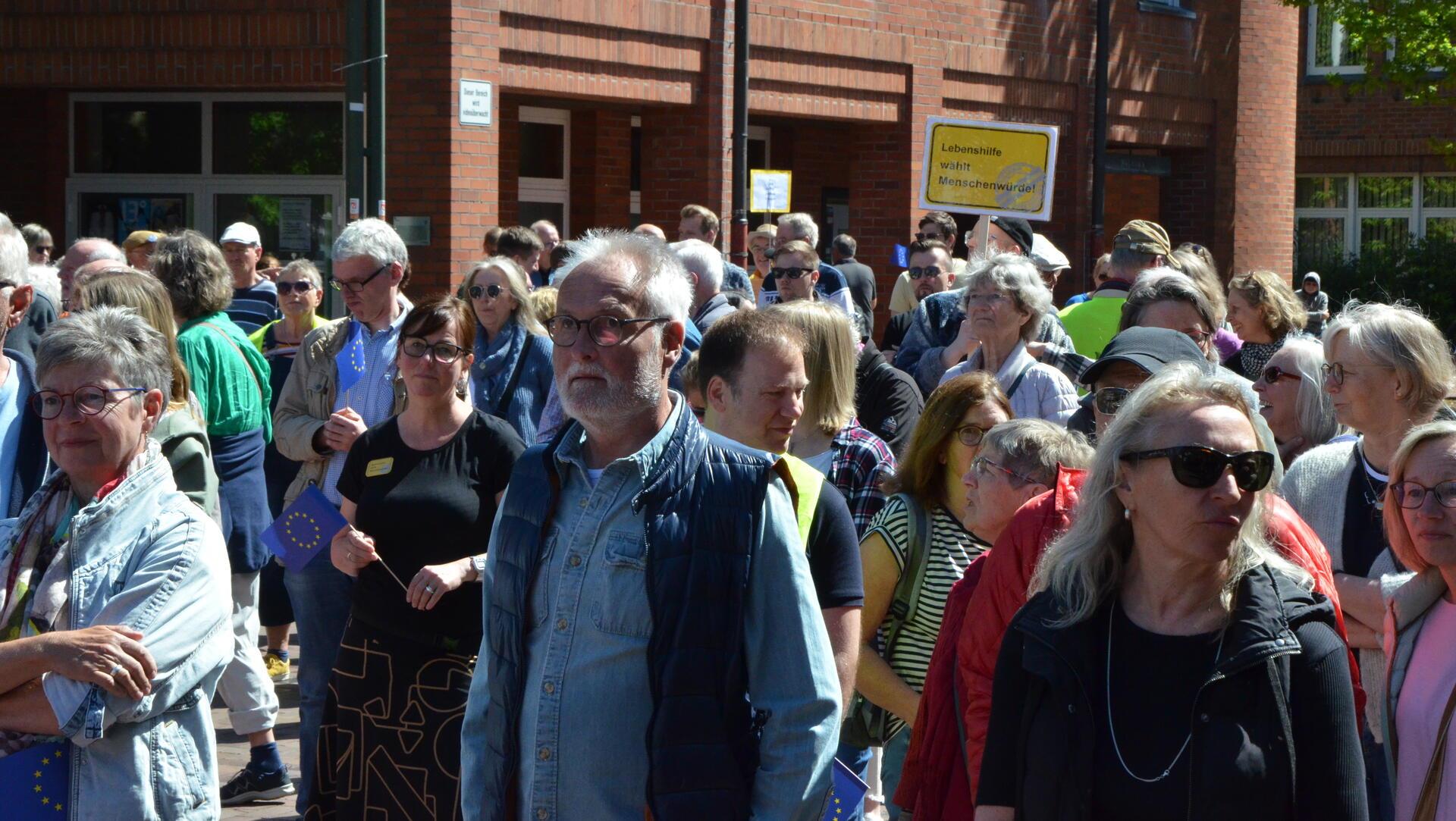 Etwa 600 Menschen kamen am Sonnabend zur Demonstration für Demokratie und Menschenwürde auf den Rathausplatz.