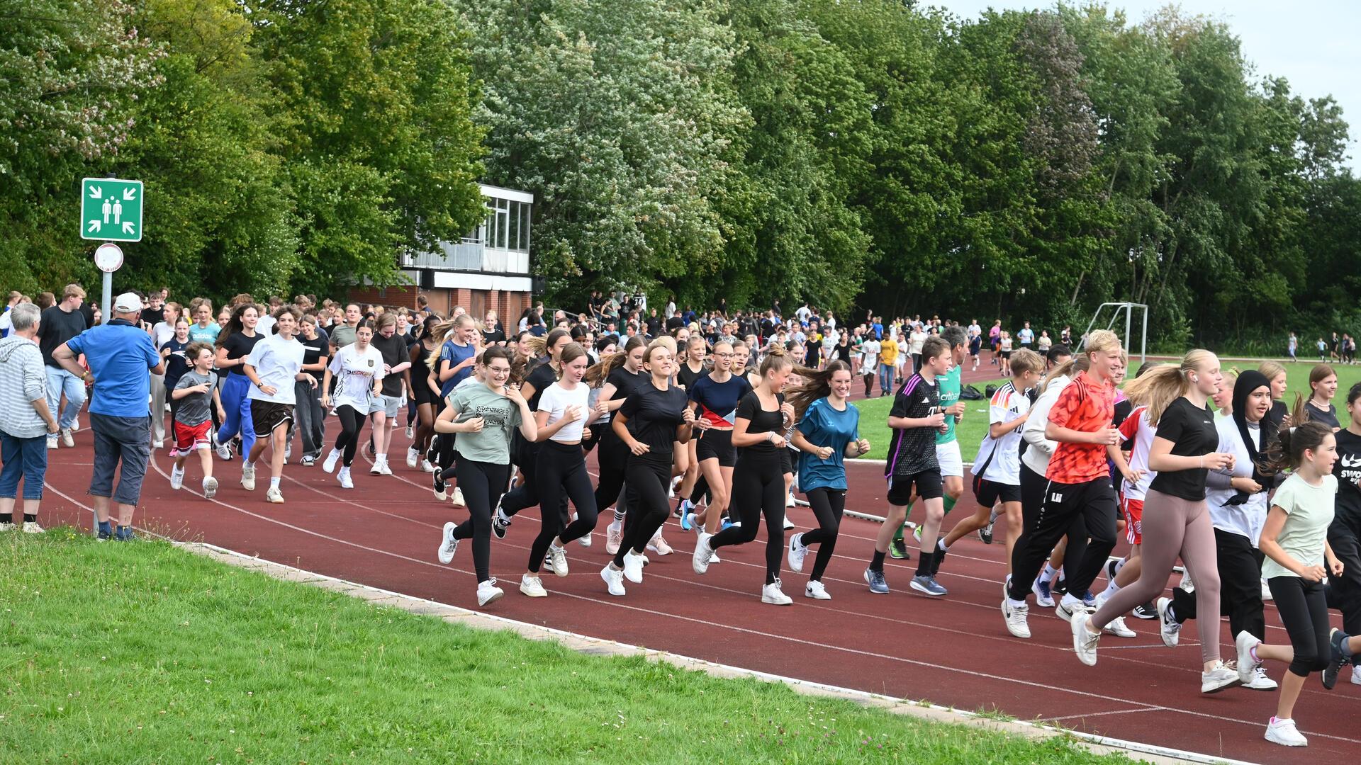 Etwa 600 Schülerinnen und Schüler machten mit beim Sponsorenlauf des Gymnasiums.