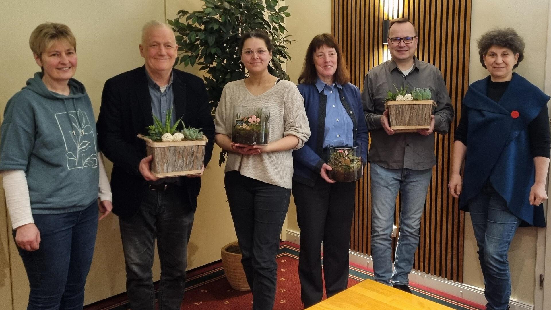 Evelyn Westermann, Vorsitzende des Vereins Kräuterregion Wiesteniederung (rechts) und Vizevorsitzende Susanne Lohmann (links) mit Michael Schröck, Anneke Westermann, Ulrike Theilen und Martin Patzwald.