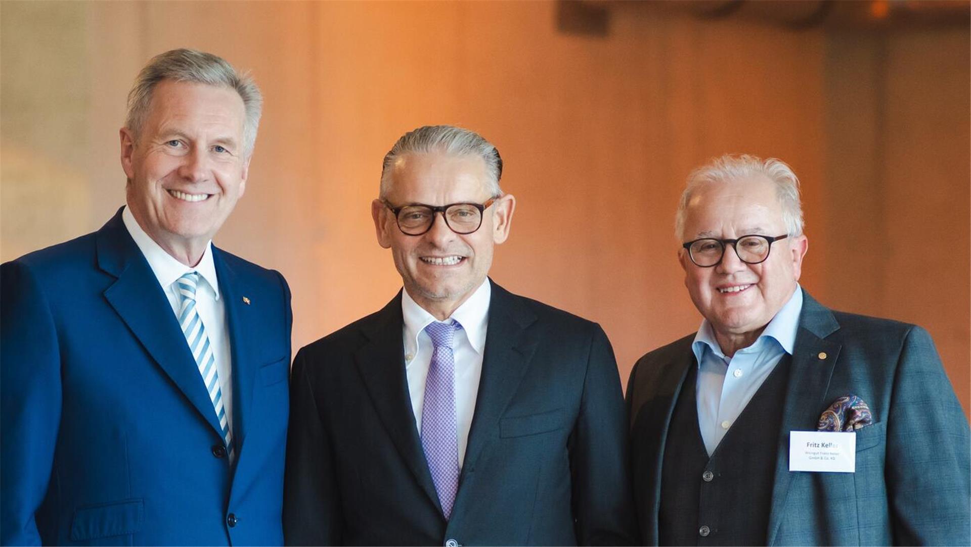 Ex-Bundespräsident Christian Wulff (links) und der Familienunternehmer Fritz Keller (rechts) gastierten auf Einladung von Hans-Peter Fricke (Mitte) in Heeslingen.