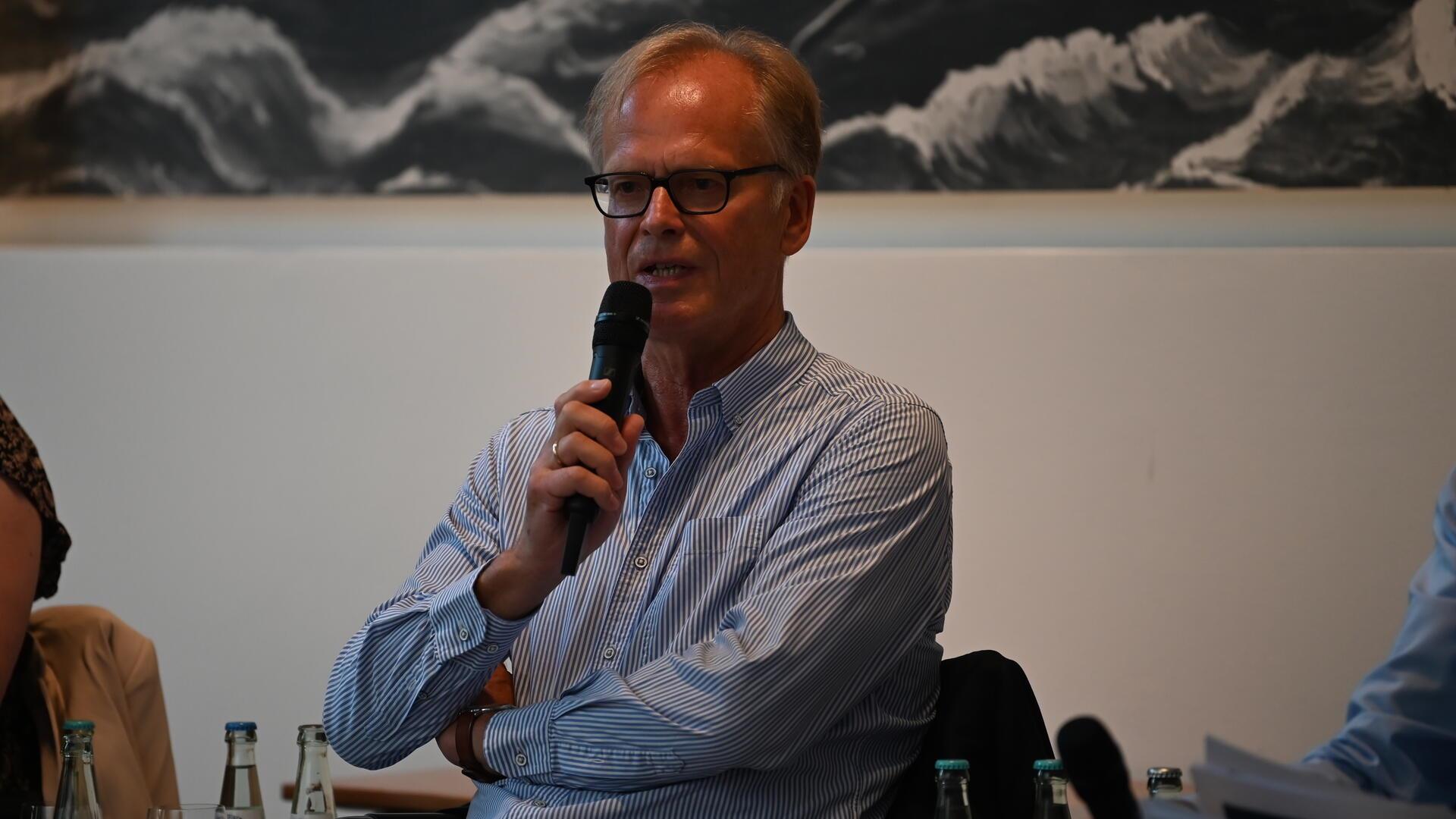 Ex-Oberbürgermeister Jörg Schulz machte bei der NZ-Podiumsdiskussion deutlich, dass er die Pläne fürs Karstadt-Gelände ablehnt. Bürgermeister Torsten Neuhoff griff das in der Stadtverordnetenversammlung auf.