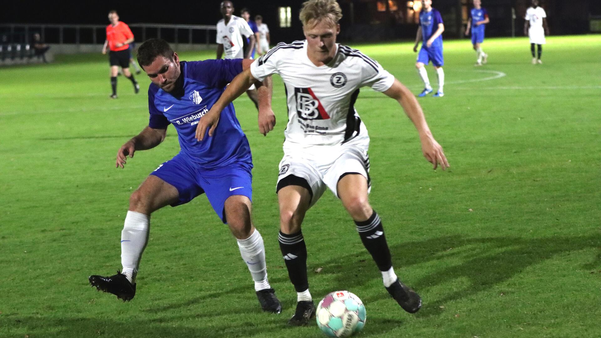 FC-Torjäger Lars Rademacher (li.) bekam nicht wirklichen einen guten Pass, um zu performen.