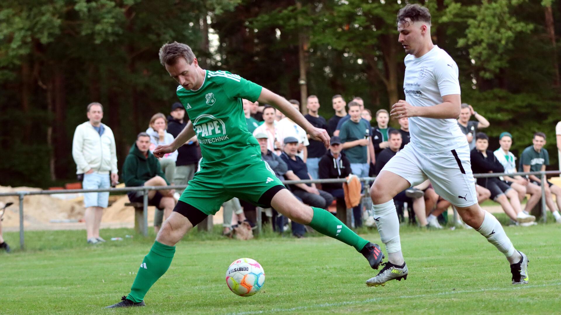 Fabian Schäfer (li.) ist in der Anderlinger Dreierkette eine feste Größe.