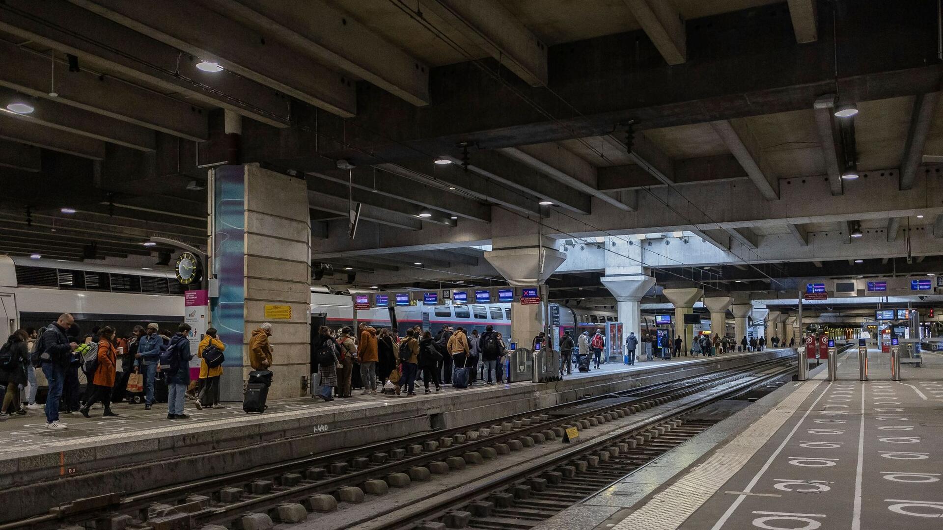 Fahrgäste warten am Bahnhof Montparnasse in Paris auf ihren Zug. In Frankreich streiken derzeit die Schaffner, die eine Lohnerhöhung fordern.