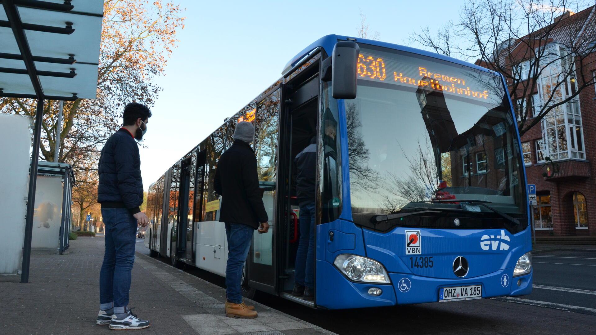 Fahrgäste warten am Zevener Busbahnhof auf den Einstieg in einen Bus der Linie 630. Der fährt bis nach Bremen.