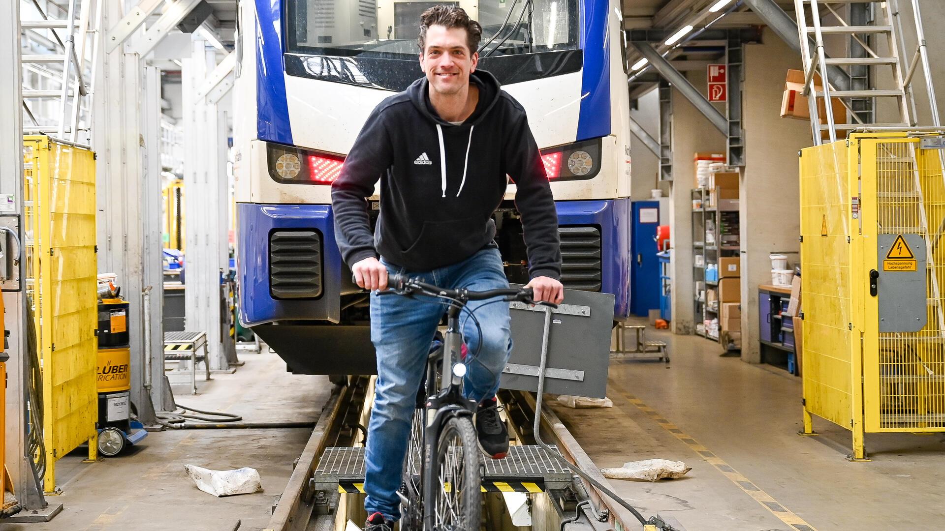 Fahrrad-Influencer: Philipp Zaunbrecher fährt die Strecke von Brillit nach Bremerhaven täglich hin und wieder zurück.