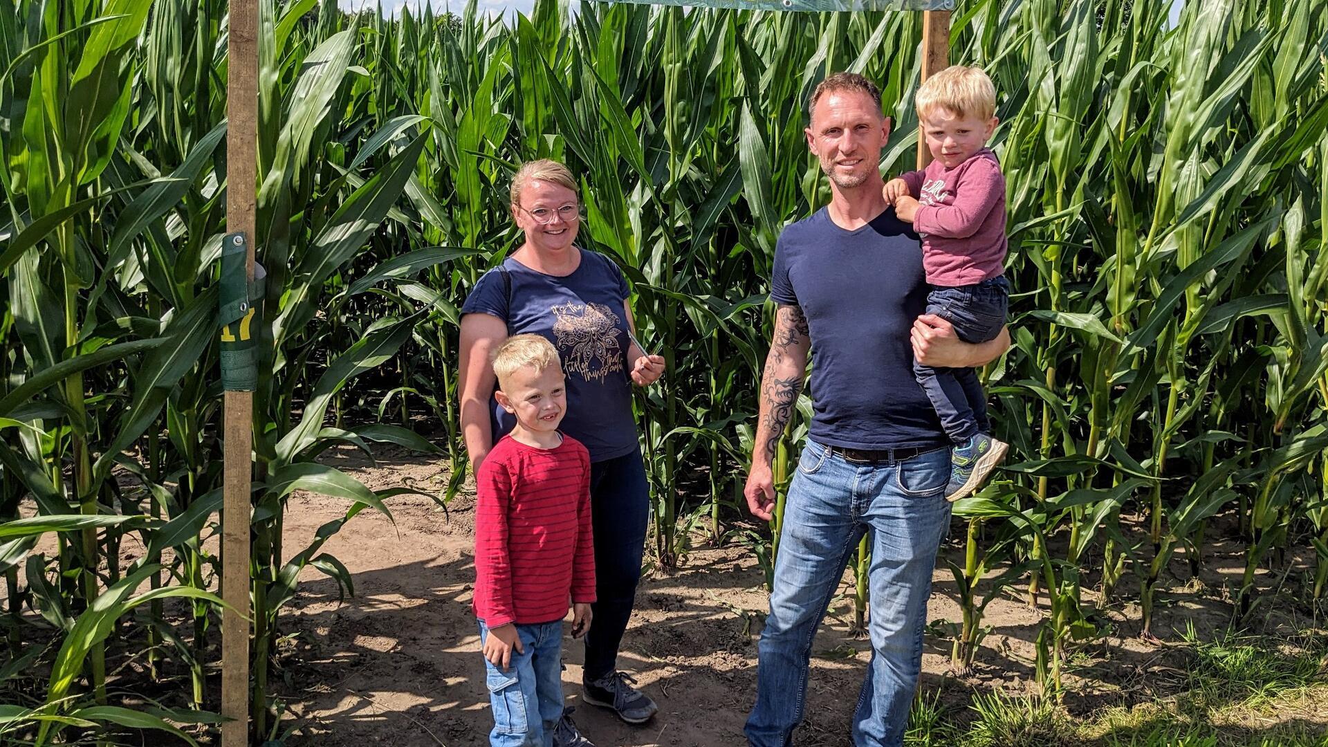 Familie Gründler verbrachte einen unterhaltsamen Nachmittag im Maislabyrinth Bramstedt. Vater Florian mit Paul und Mutter Jessica mit Theo haben viel Spaß gehabt: