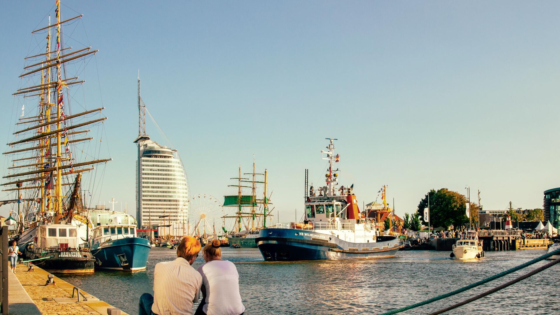 Fans des Maritimen liebten es auch 2023 in großer Zahl, dem Treiben im Neuen Hafen in Bremerhaven zuzusehen.