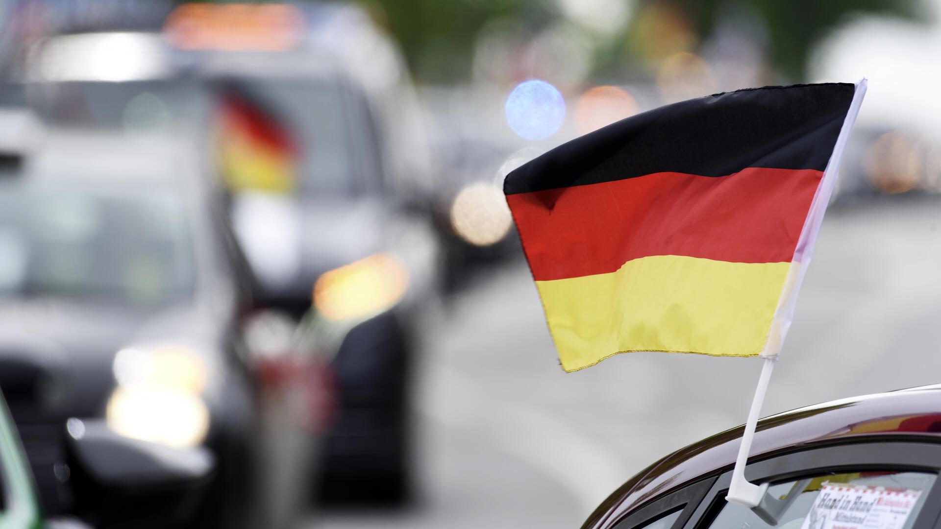 Fußballfans mit Flagge am Auto