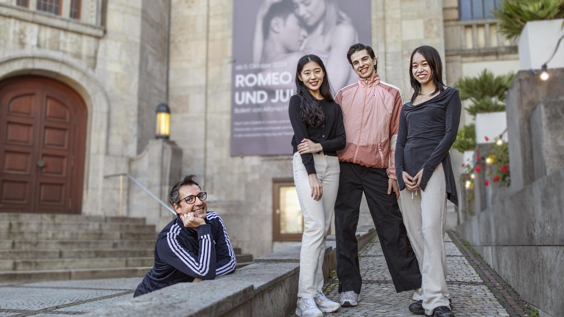 Bremerhavens Ballettdirektor Alfonso Palencia (links) stellt seine drei neuen Compagnie-Mitglieder vor: (v.l.n.r.) Dawon Yang aus Südkorea, Adrián Sánchez aus Spanien und Kiko Noguchi aus Japan.