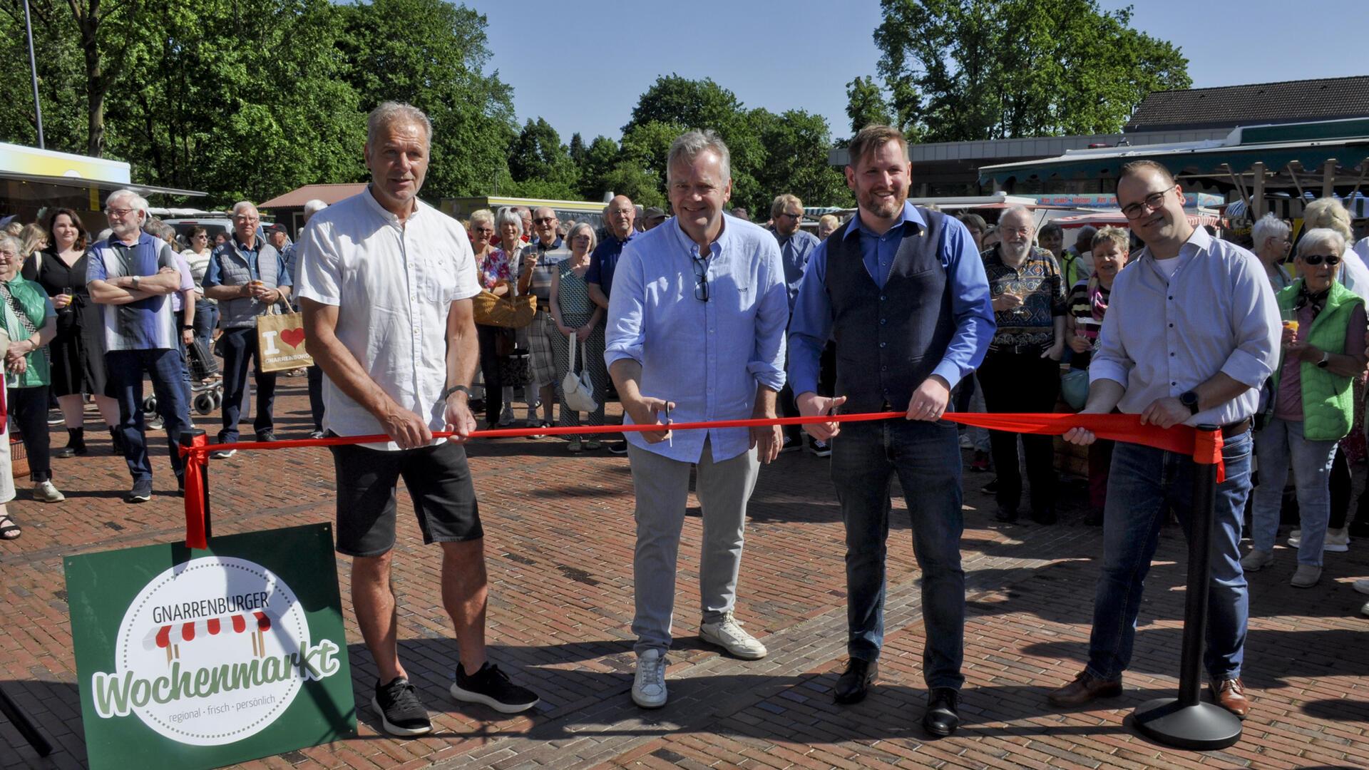 Feierliche Eröffnung des Gnarrenburger Wochenmarktes: Projektleiter Christoph Halbeck (von rechts), Gemeindebürgermeister Marc Breitenfeld, WIR-Vorsitzender Hanjo Postels und Ortsbürgermeister Ralf Rimkus.