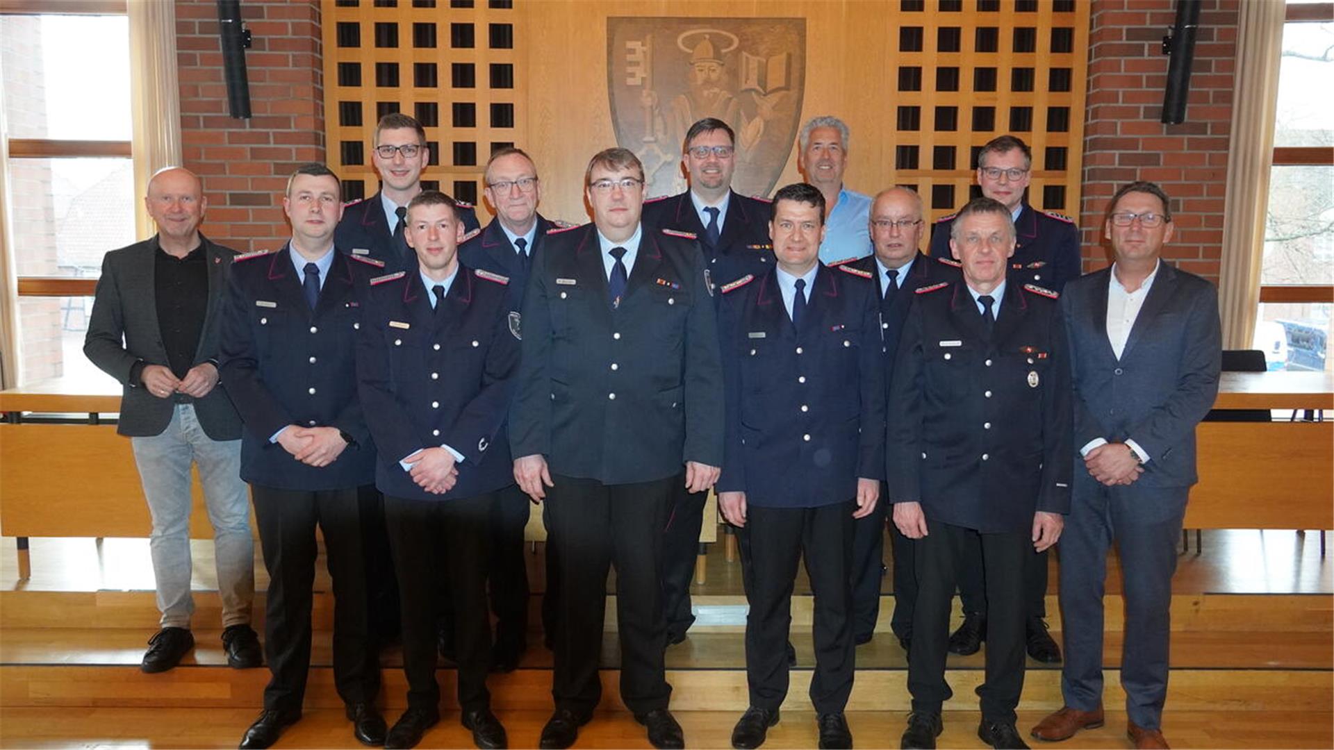 Feierstunde im Bremervörder Ratssaal: Am Donnerstag überreichte Bürgermeister Michael Hannebacher (links) Urkunden an Ehrenbeamte der Freiwilligen Feuerwehren aus dem Stadtgebiet. Der Erste Stadtrat Thorsten Küver (rechts) und Ordnungsamtsleiter Ricardo Döscher (hinten, Zweiter von rechts) zählten zu den ersten Gratulanten.