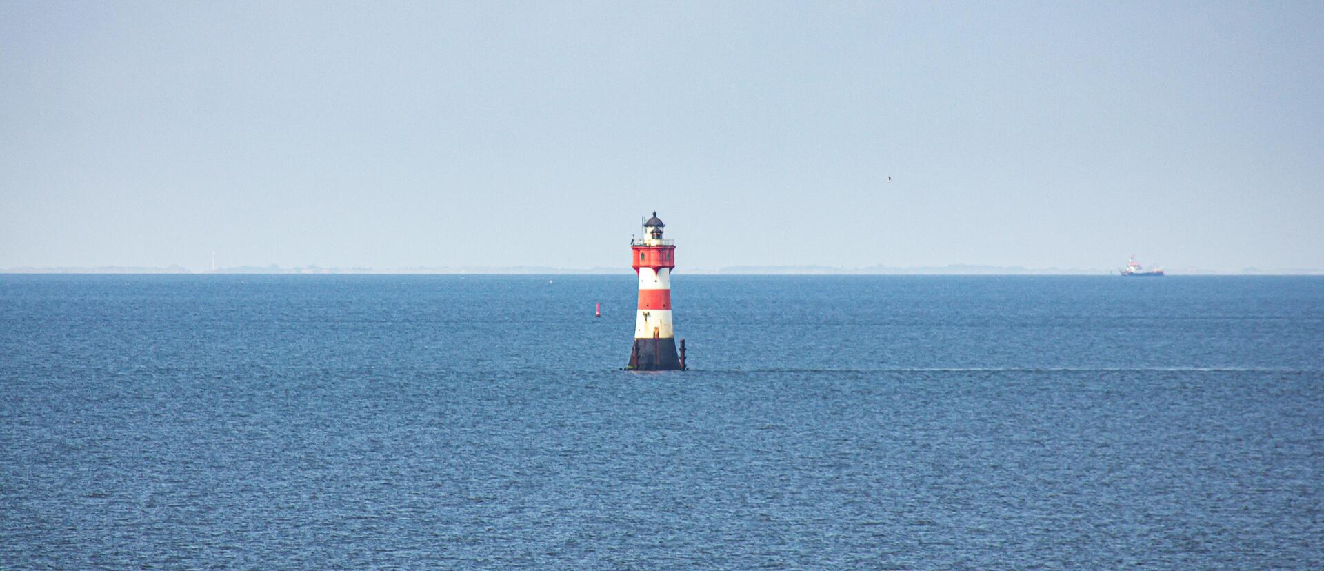 Fensterblick auf den Leuchtturm "Rotersand".