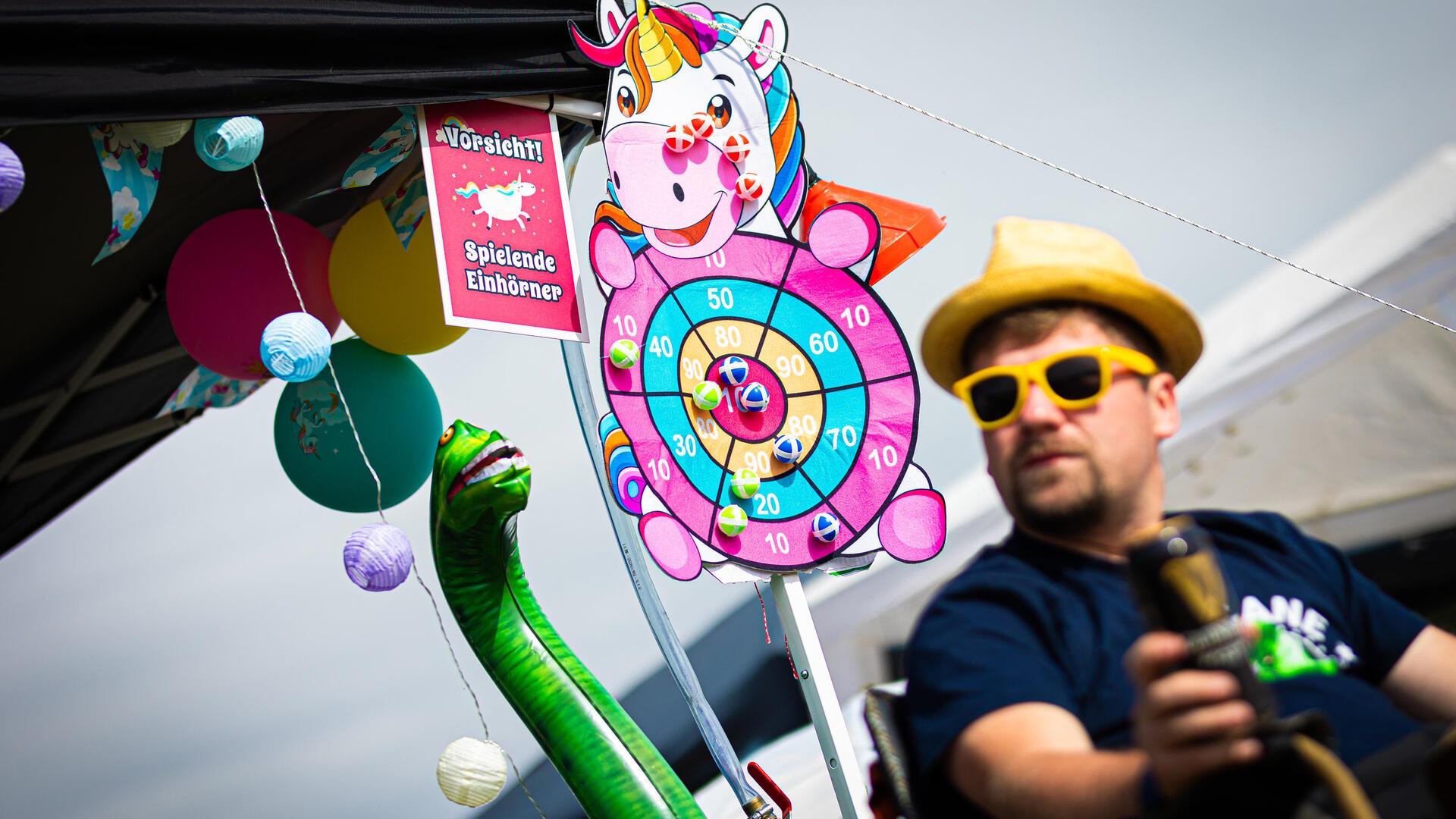 Festivalbesucher haben ihr Zelt auf dem Zeltplatz des Hurricane Festivals in Einhorn-Optik dekoriert.