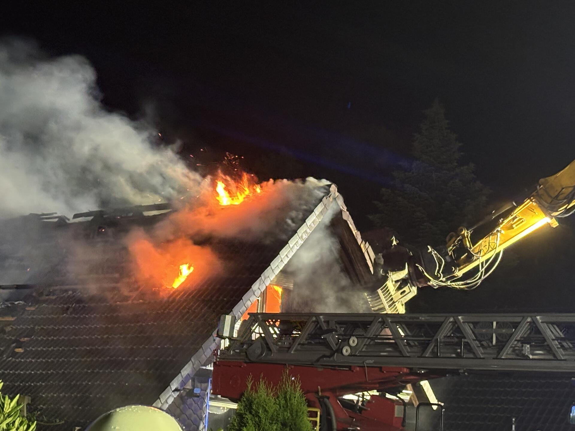 Feuer zerstört Einfamilienhaus in Fintel: Der Bagger beginnt das Gebäude einzureißen