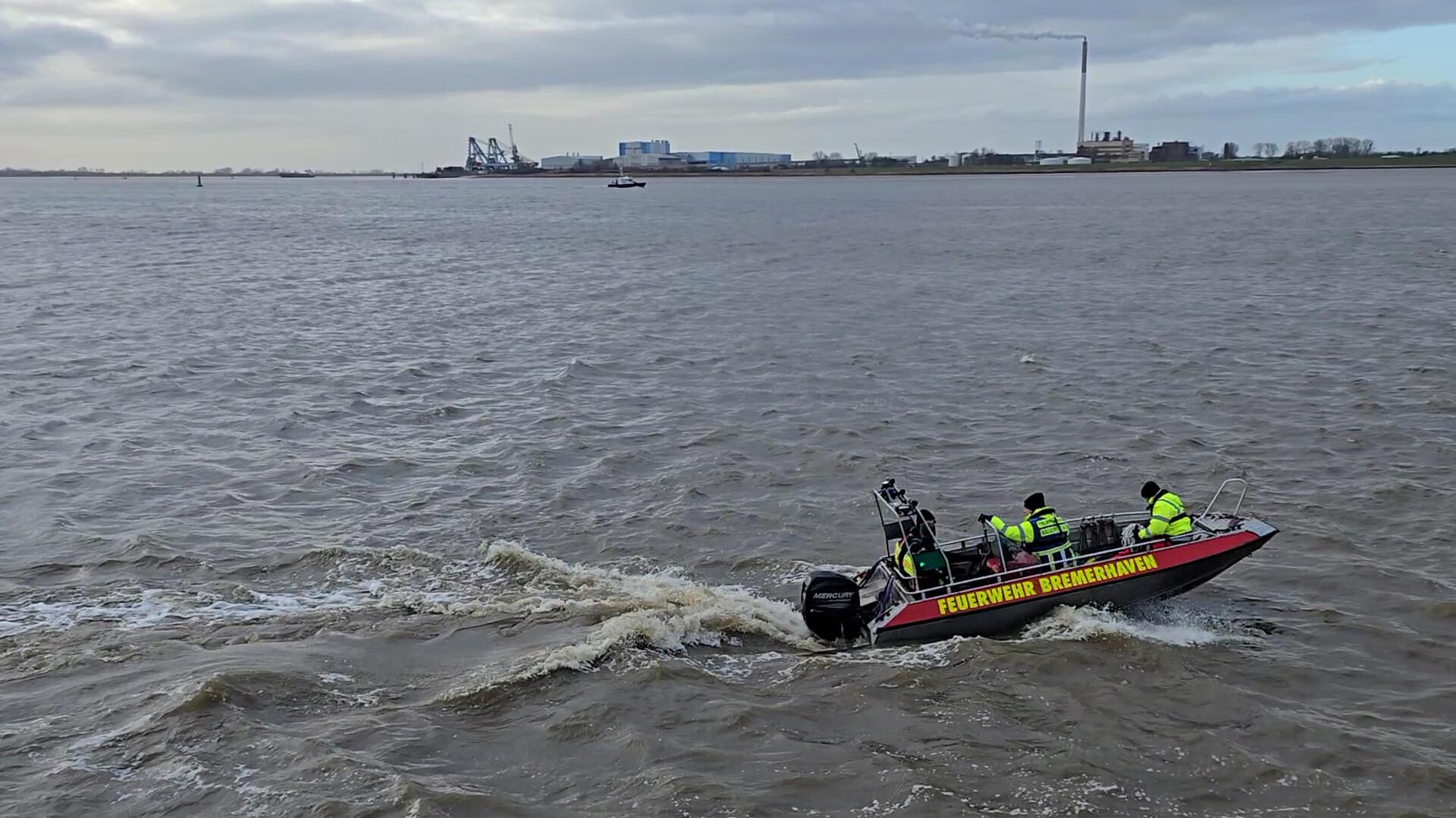 Feuerwehrboot auf der Weser im Einsatz