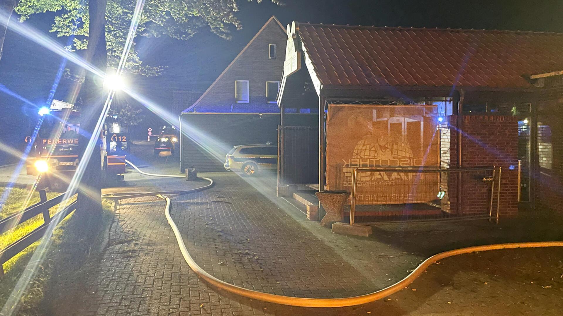 Feuerwehreinsatz in der Discothek Haase am Samstagabend: Ein technischer Defekt löste einen Schwelbrand in der Decke aus. Die geplante Veranstaltung fiel aus.