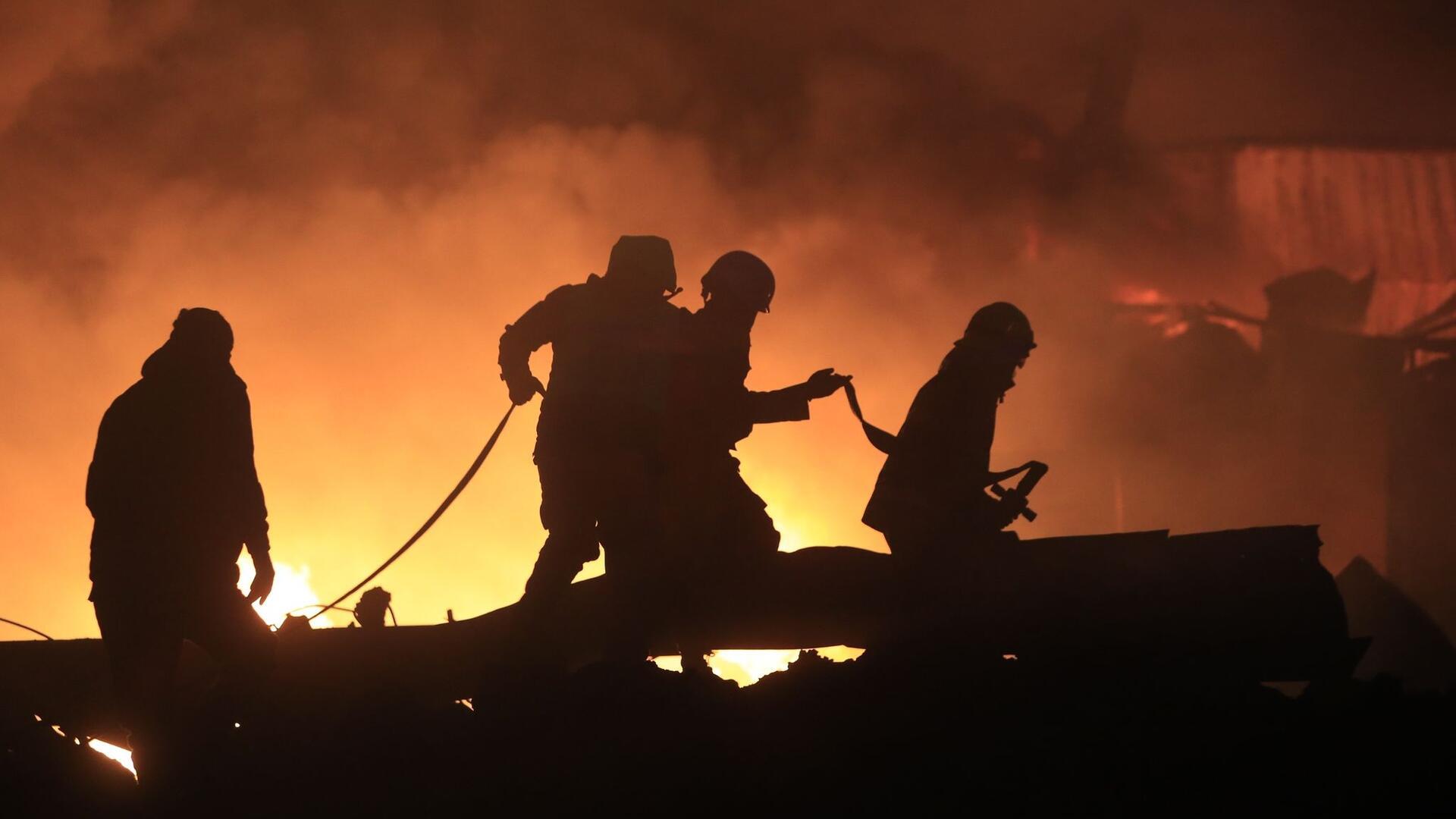 Feuerwehrleute kämpfen in Ghazieh im Libanon gegen Flammen. Das Feuer wurde durch einen israelischen Luftangriff verursacht.