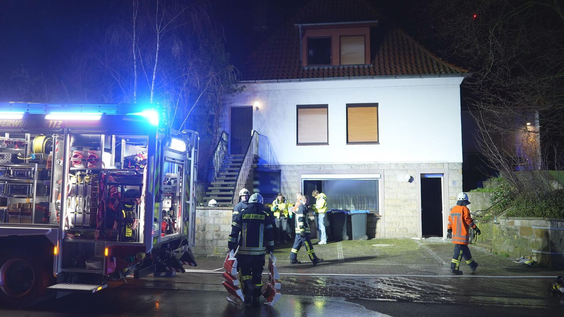 Feuerwehrleute sind am Ort eines Brandes im Einsatz.