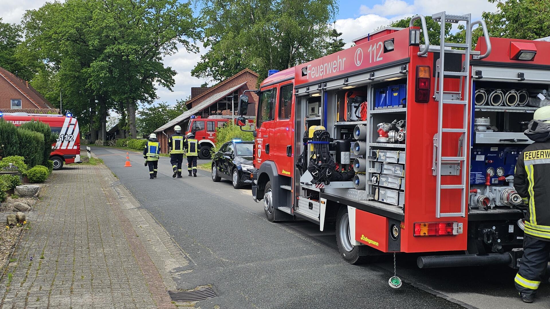 Feuerwehrwagen beim Brand in Kuhstedt.