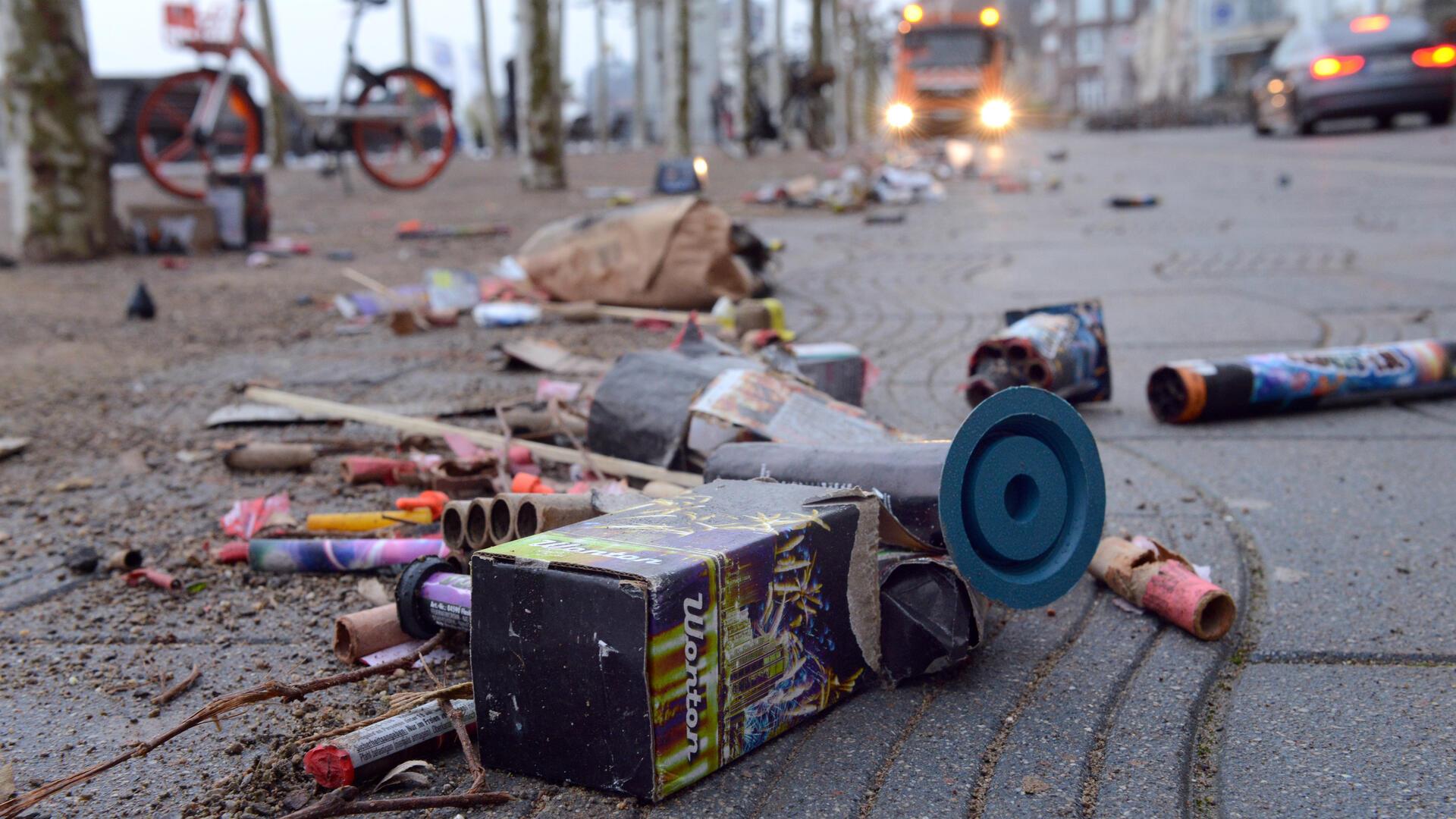 Die Reste vom Silvester-Feuerwerk liegen mancherorts wochenlang auf den Straßen herum.